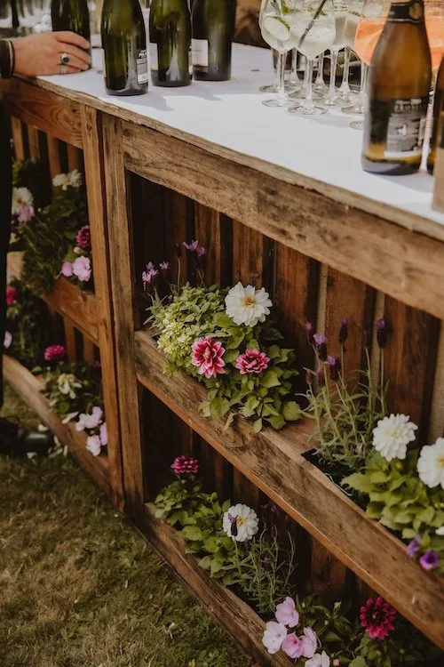 DIY pallet bar with flowers