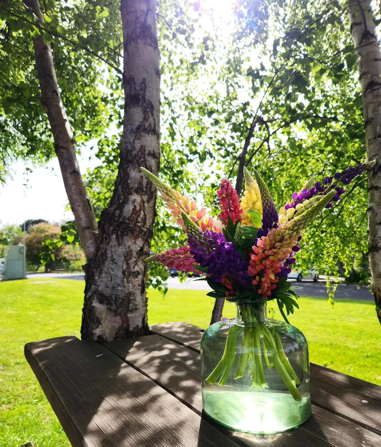 The perfect start to a busy Saturday is a coffee from @coffeeatthegarden and a chat with Tess. Also, how amazing are her flowers! See you all at the Festival of Roses tomorrow! #shelduckfarm 
.
.
#Saturday #baking #spring #tasmania #festivalofroses