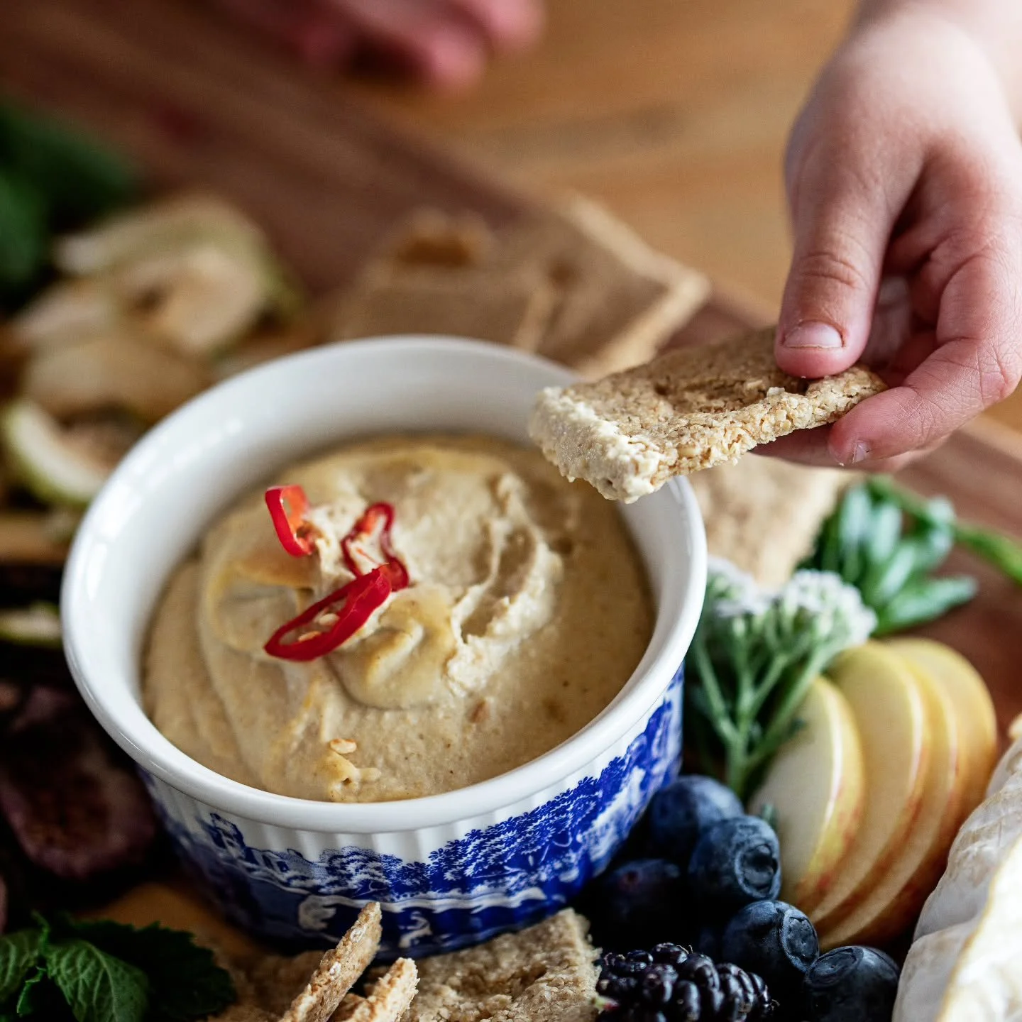 Summer weekends= grazing platters. Make sure you have your oatcake supplies topped up for this weekend (and all the rest) because there's not much worse than a boring water cracker with your fancy cheese. #shelduckfarm 
.
.
#oatcakes #tasmania #tasma