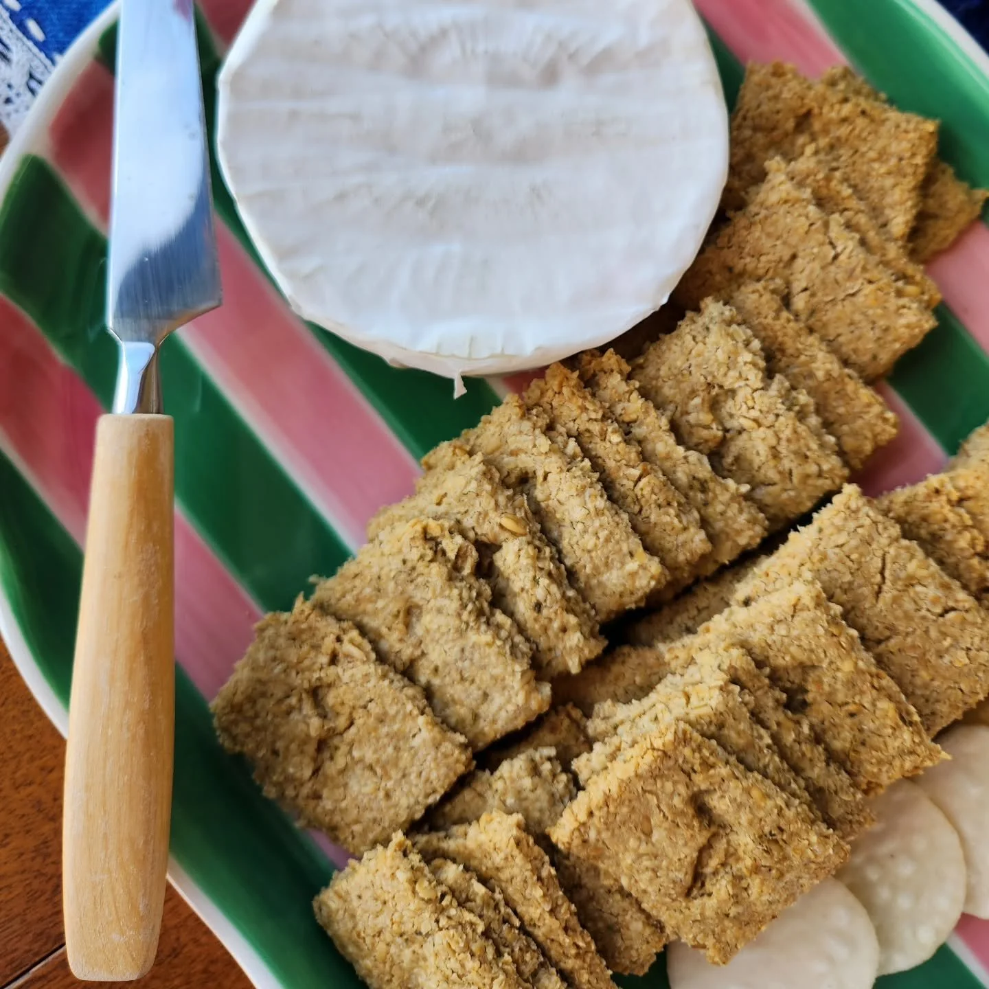 Monday cheese plates ft. @noss_and_co and oatcakes (of course). Only the best for our friends from @backroadstravel #shelduckfarm 
.
.
#oatcakes #Deloraine #tourism