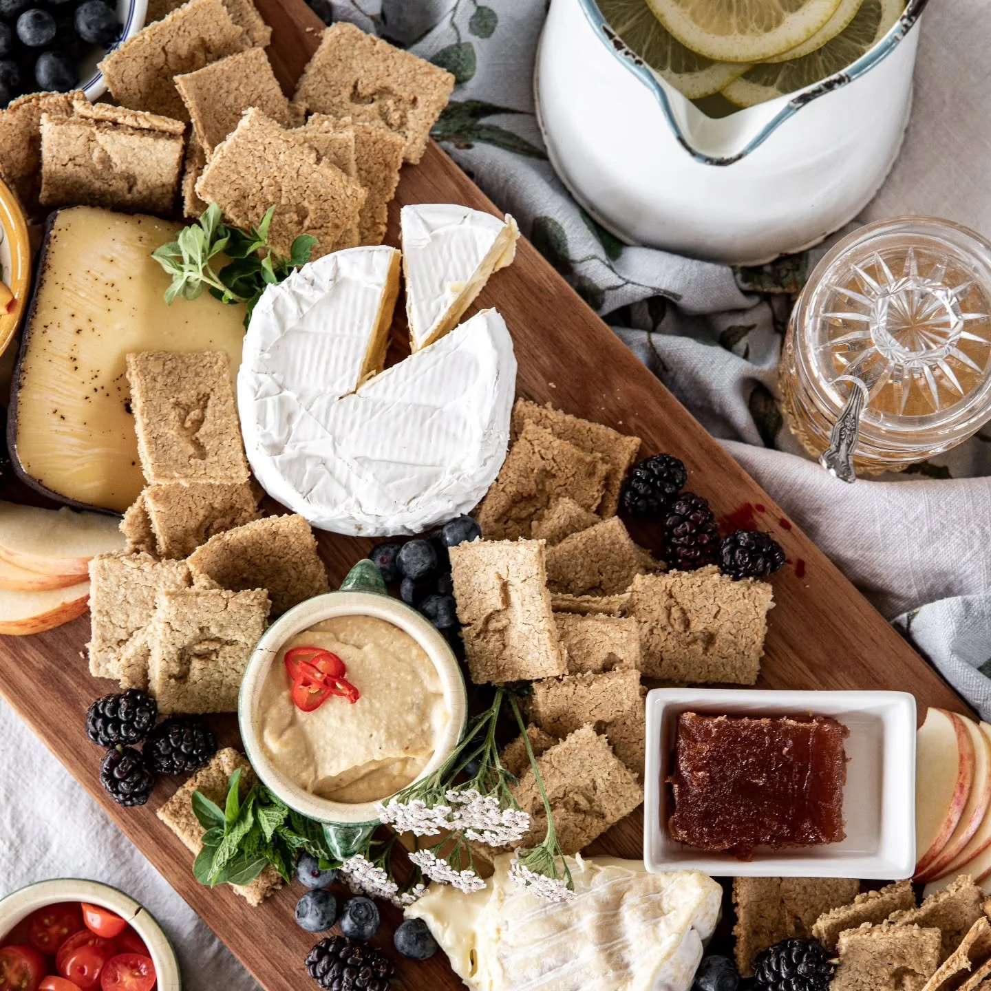 Are you ready for Easter? If you haven't stocked up on oatcakes, your answer should be "not yet". We'll be enjoying cheese and oatcakes a lot this Easter as it tends to form the base of our food pyramid during family celebrations so I'm bus