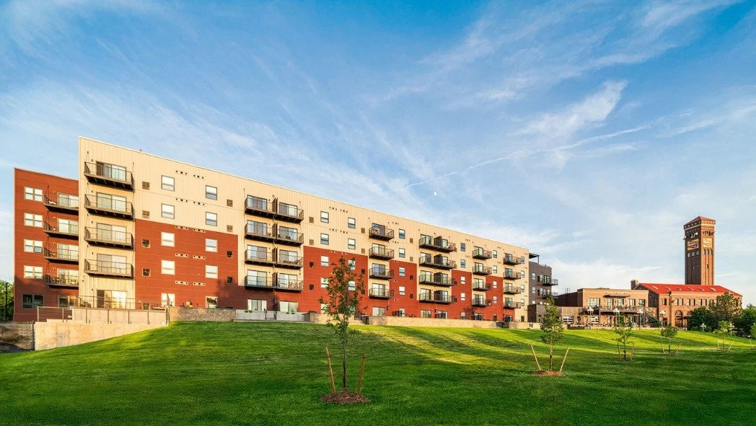 It's perfect patio weather for enjoying food and refreshments outdoors! We'd love to see you unwind and connect with the community at The Station District. Gather around the fire tables and take in the beautiful Missouri River views - it doesn’