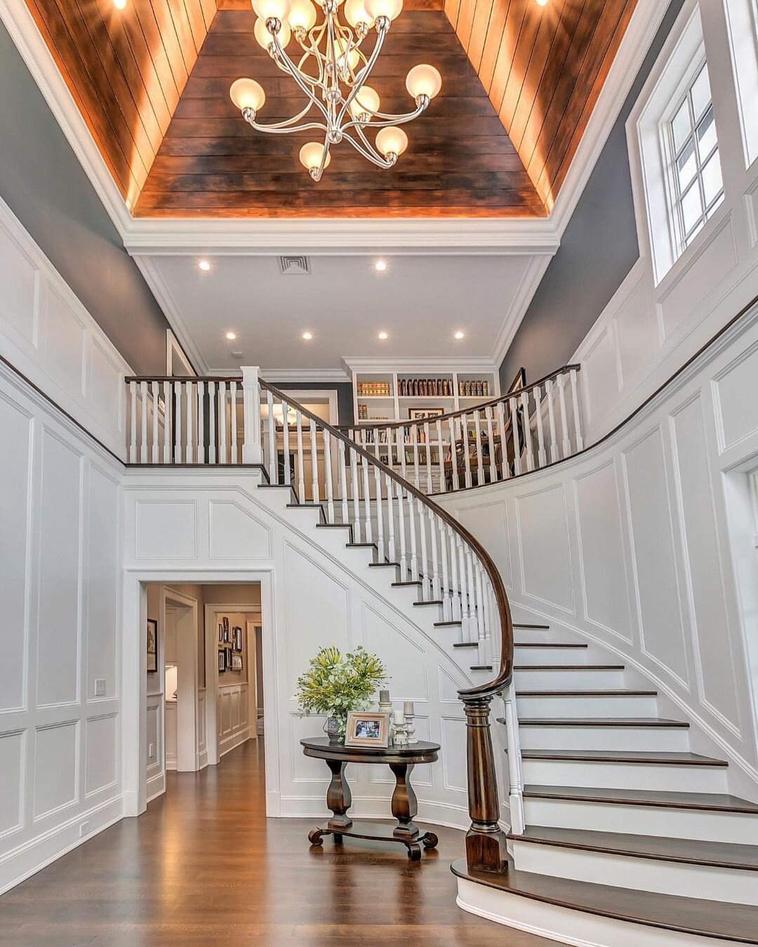 LOVE this #GrandFoyer! What do you think?! 😍 #HomeInspo
----------------------------------⁠⁠⠀⠀ ⠀ ⠀
Interested in building your dream home? Contact us! ⠀
☎️: (416) 816-4313 ⠀ ⠀ ⠀ ⠀
✉️: info@prestigecustomhome.com ⠀ ⠀
---------------------------------