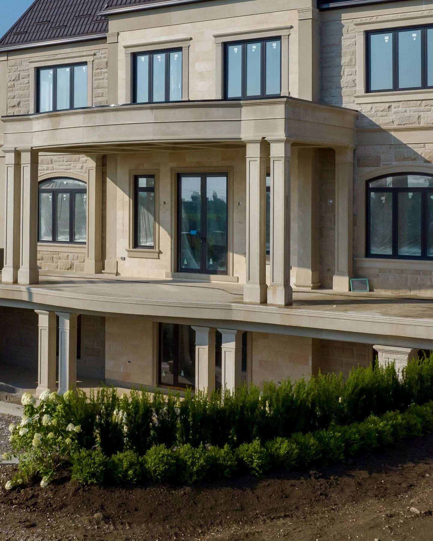 A custom build where the scope goes beyond the structure. 🏗️🧱

Indiana and Egyptian limestone with architectural precast details, paired with a fully integrated landscape of natural armour stone and slate.

All designed and executed in-house.

#bra