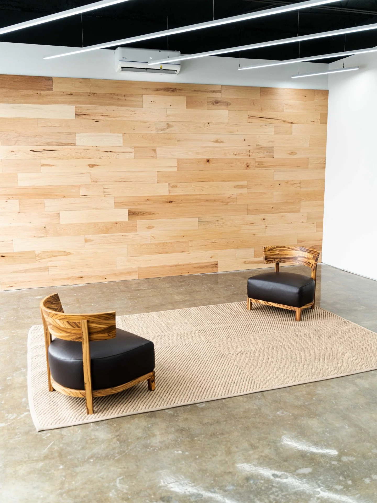Clean lines, warm wood finishes, and a custom lighting layout come together to define the space. Designed to feel open, functional, and intentional throughout. ✨

#torontobuilder #torontoconstruction #torontobuilders #torontobusiness #torontobusiness