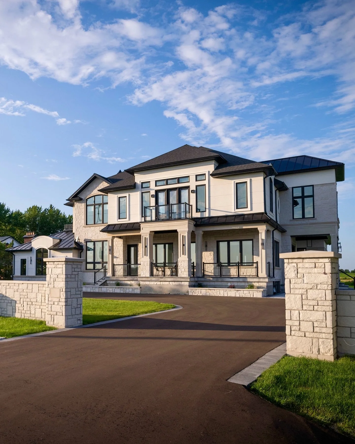 A 6,000 sqft. transitional estate set in a quiet country setting in Georgetown. ✨

Designed with a balanced mix of Arriscraft stone, architectural precast, and stucco, with 11-foot main floor ceilings and natural light shaping the interior throughout