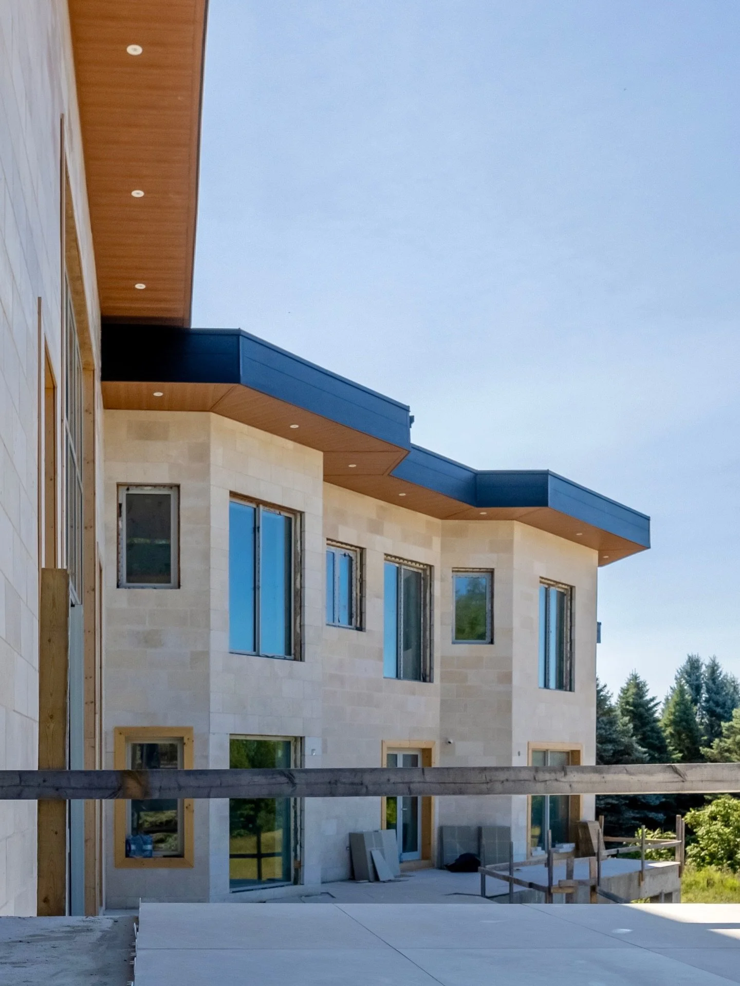 A minimalist modern residence in #Caledon defined by a clean architectural approach and a restrained material palette. ✨

Natural limestone, expansive glazing, and a custom wood entry door by Amberwood create a strong contrast between warmth and prec