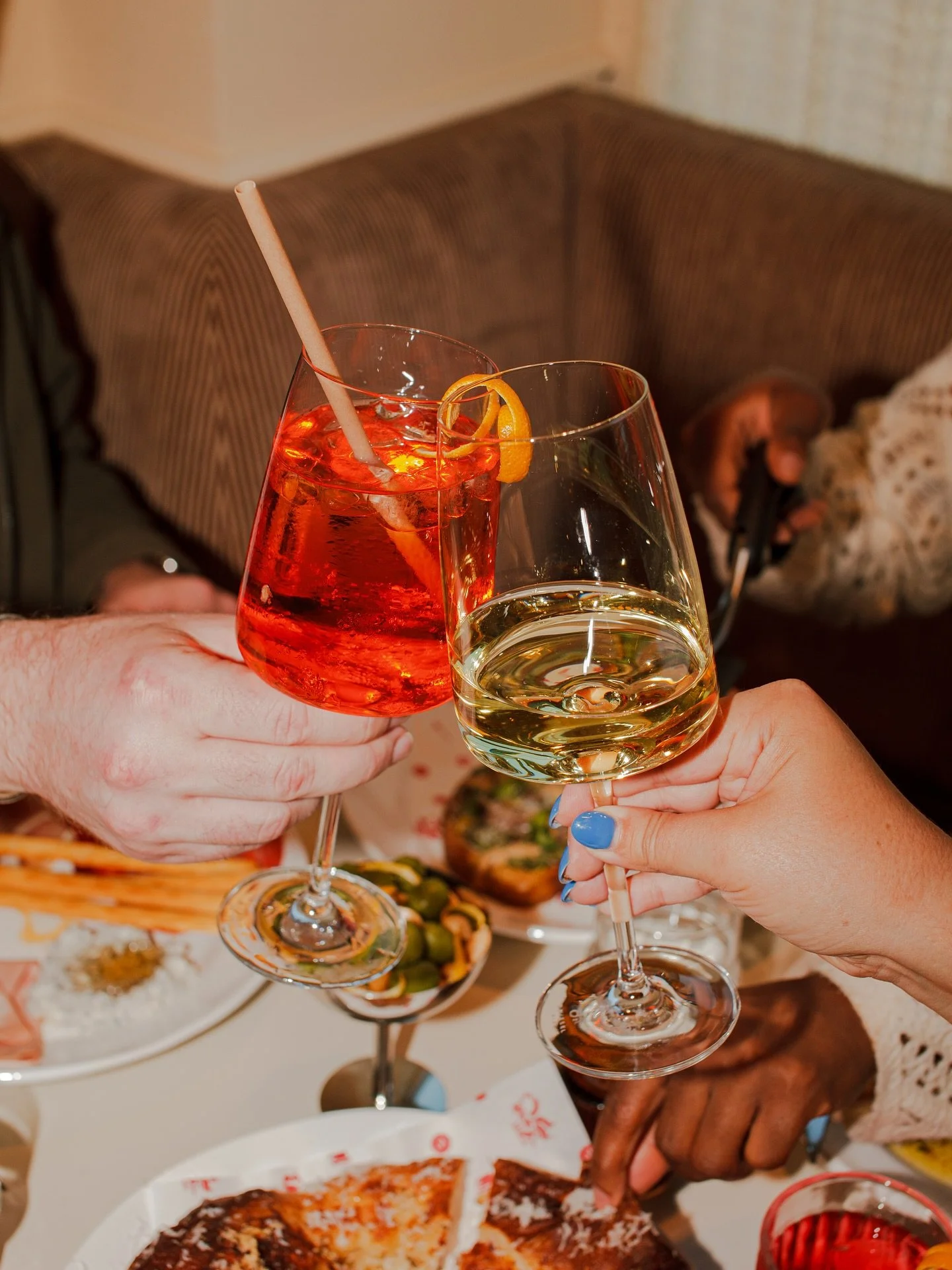 Glasses, Hands, and Hearts Full

A couple more selects from my shoot with the folks over @sipbuttercup 
_
#sipbuttercup #buttercup #cafebylight #amarobynight #amaro #amari #cocktail #cocktailbar #southloop #chicagorestaurants #eater #eaterchicago #ch
