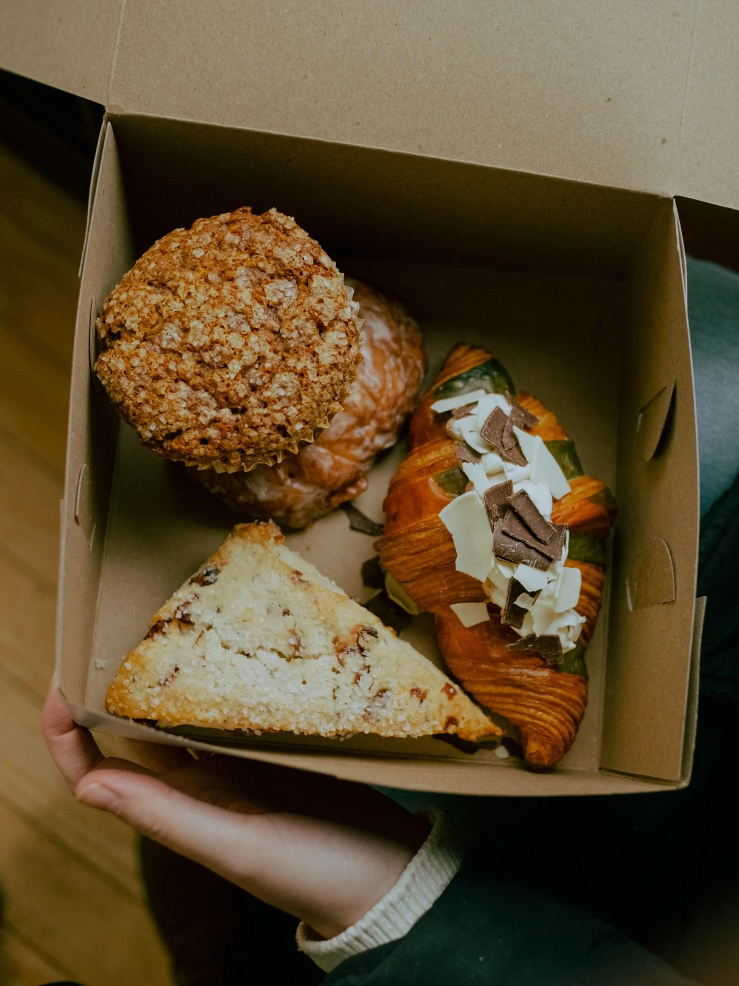 A little @nantucketbakingco and @lyonstreetcafe appreciation post.

Amazing pastries, great coffee, and warm hospitality as always!

Also the heated A frames are killer.

The goods: Cranberry Molasses Muffin, Apple Fritter, Pumpkin Filled Croissant, 