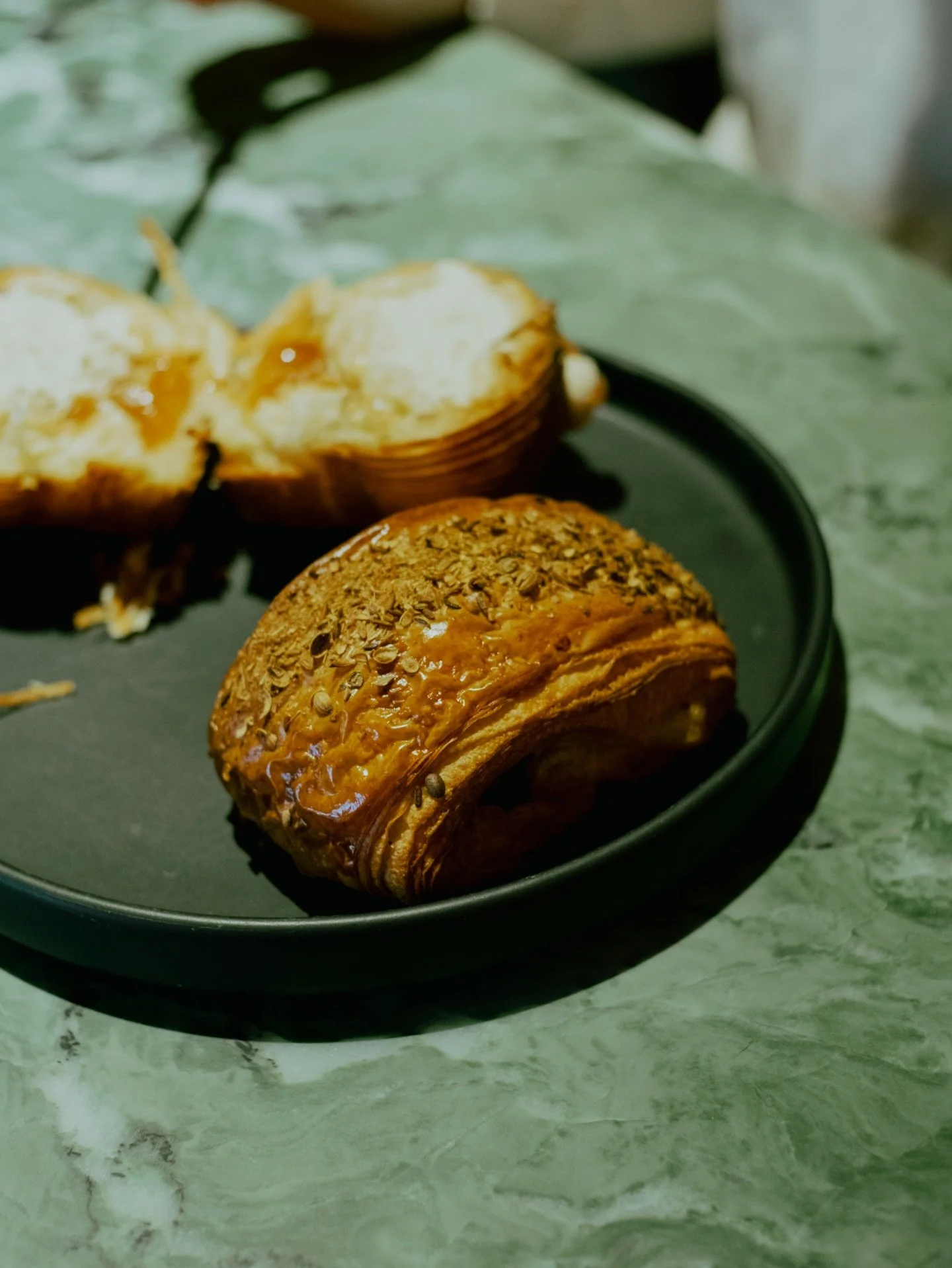 Coffee and Pastries - December 7, 2025

A little Sunday morning stop over at @millibymetric before running errands earlier today.

Ham Suisse (1)
Signage (2)
Pastries (3)
Persimmon Cross Laminated Bun (4)
Steam (5)
Cups (6)
_
#millibymetric #metricco