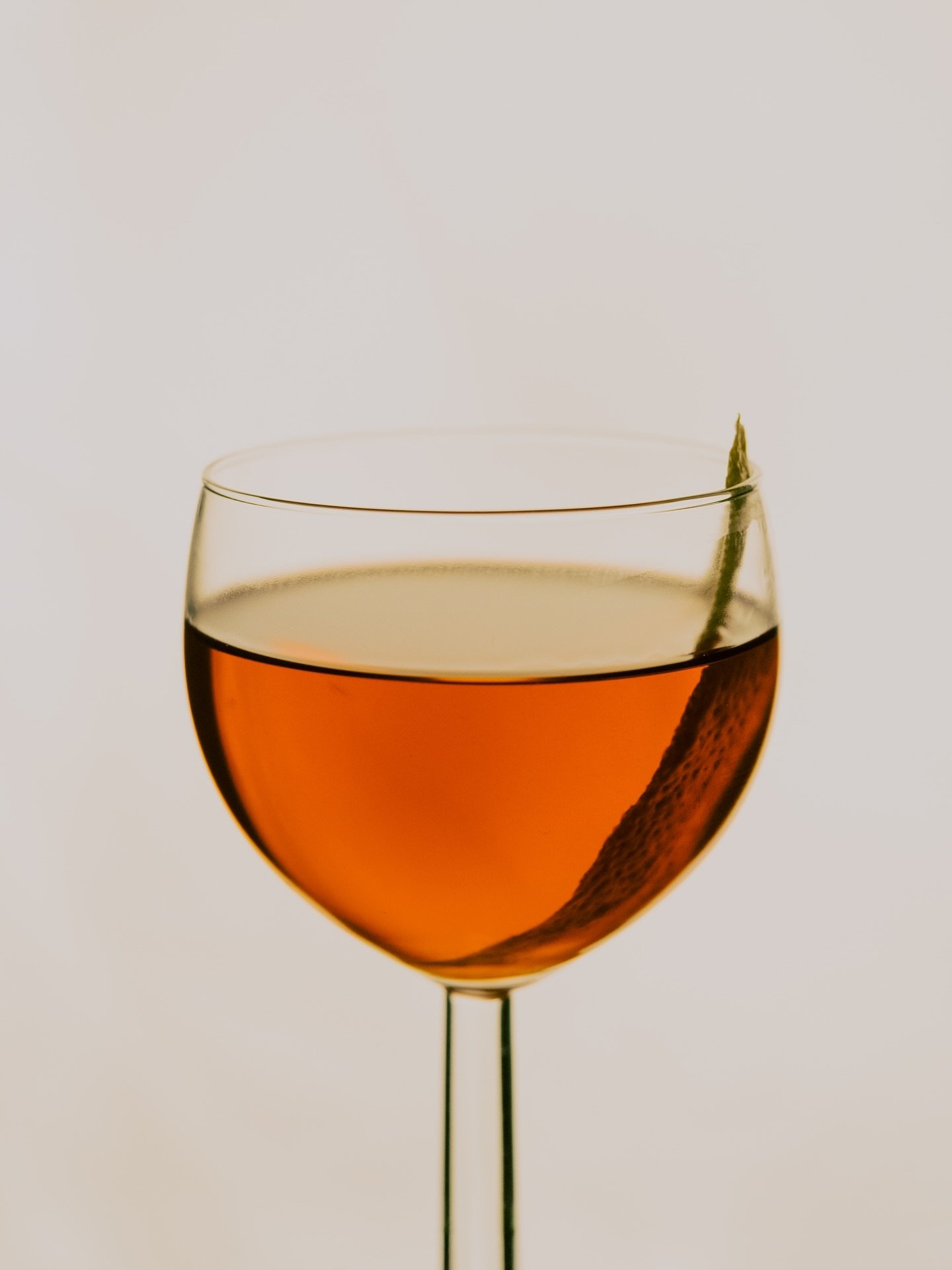 Bitter Friend*

Decided to riff on the Old Pal and take a couple test shots backlit.

2oz Old Overholt Straight Rye Whiskey
1oz Zissou Bitter
1oz Letherbee Besk

Ya boi loves bitter.

Edited using @colorprecisionfilm + some additional tweaks.
_
#deat