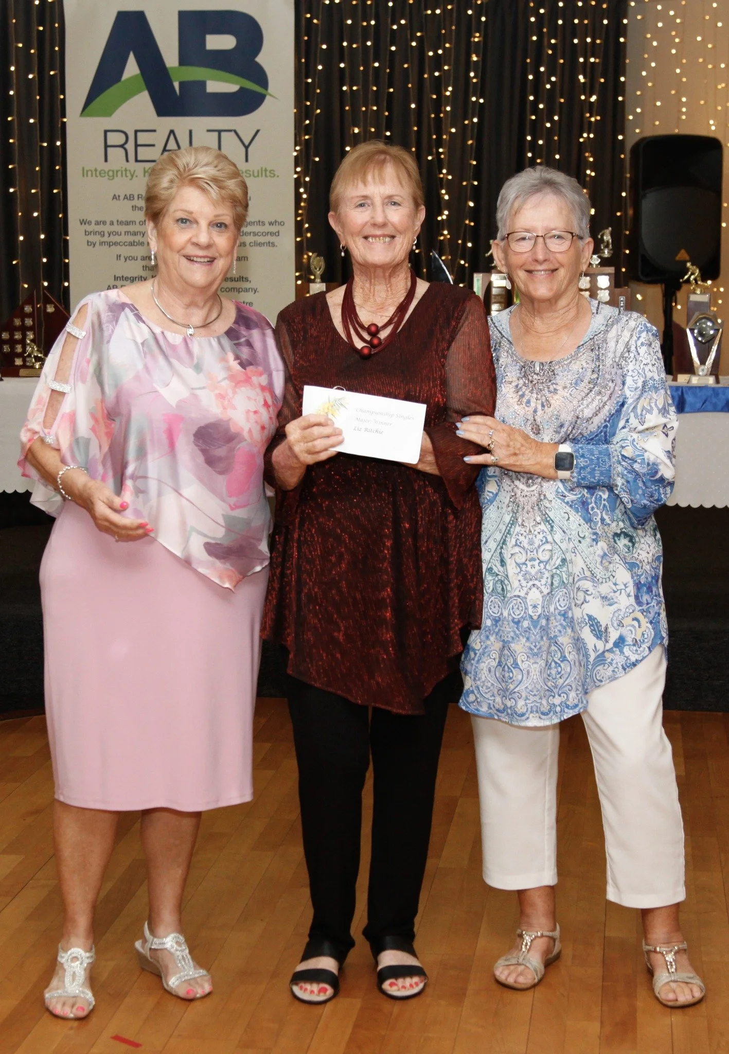 Ladies singles champion, Liz Ritchie with last years winner Teresa Lette
