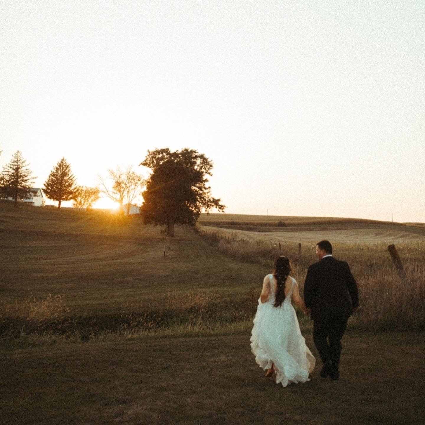 pov: you just greeted all your guests, had a delicious dinner, maybe a drinky drink or two, and now have a chance to sneak off to enjoy the sunset as husband and wife 💖

#iowaweddingday #iowaweddingphotographer #iowawedding #midwestwedding #midwestw