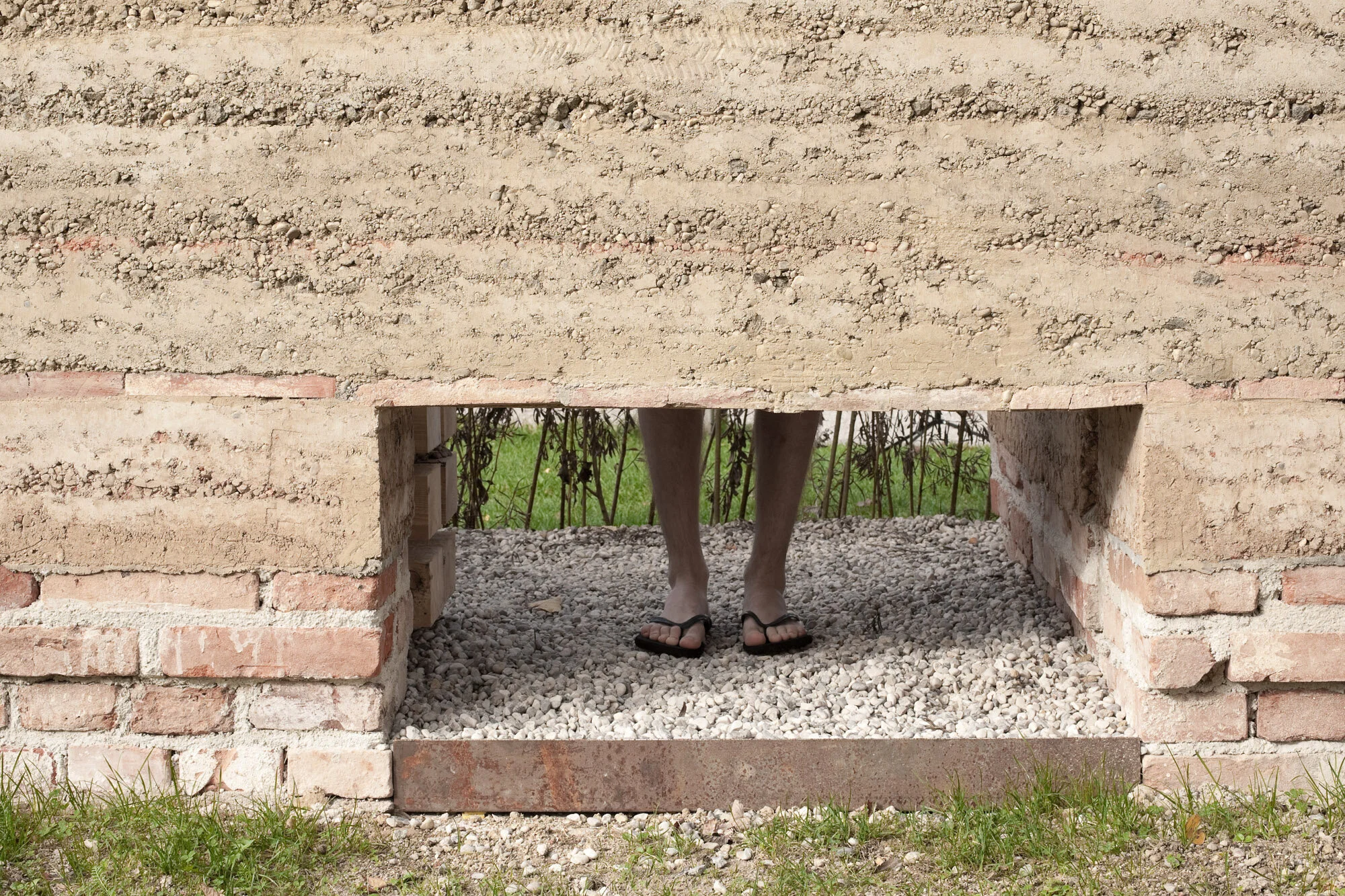 Badehaus Umkleidekabine aus Lehm im Zuge des Basehabitat Projekt der Architekturabteilung an der Kunstuniversität Linz 