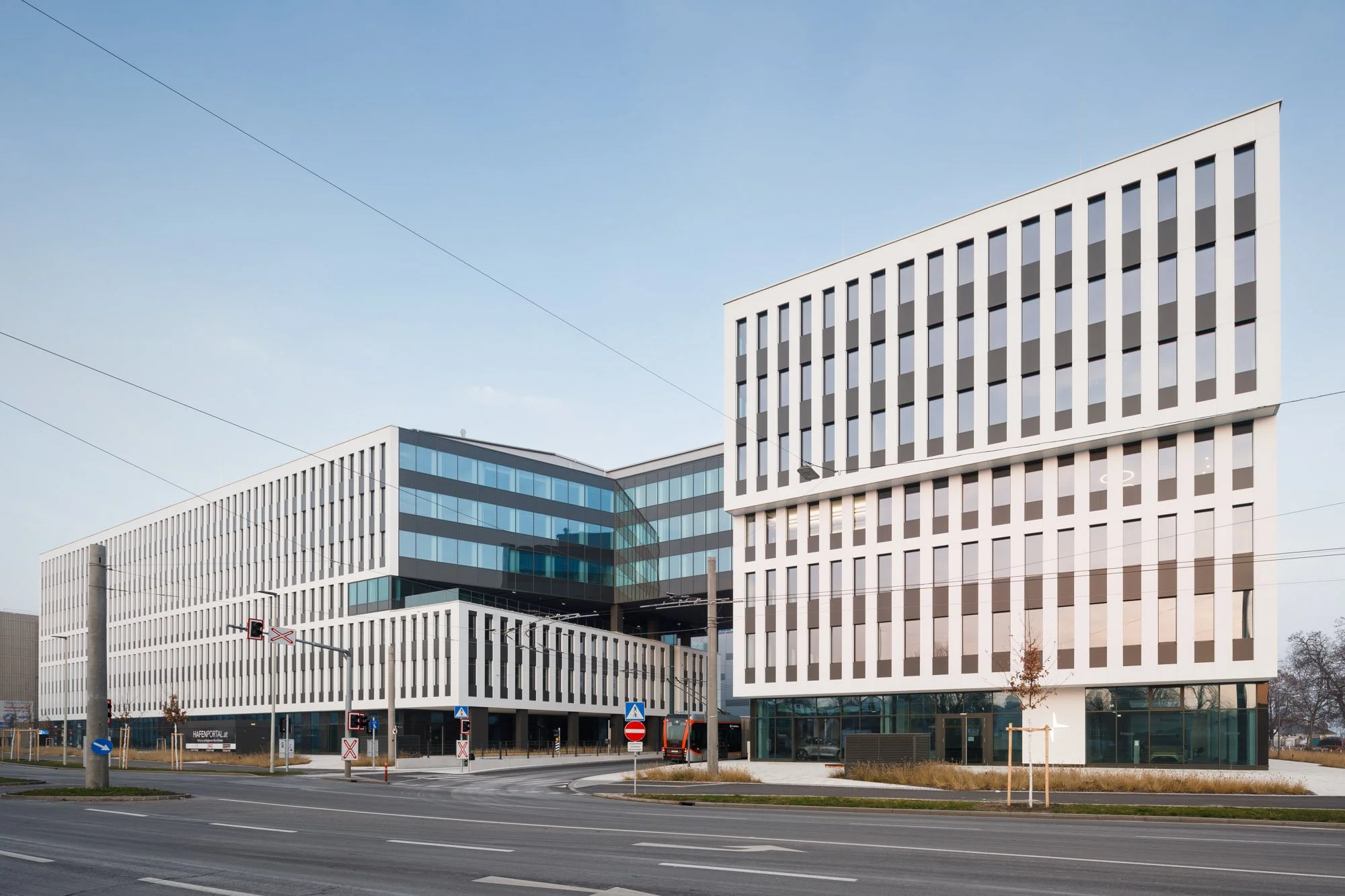 1.Hafenportal-Linz-Architektur-Sengstbratl.jpg