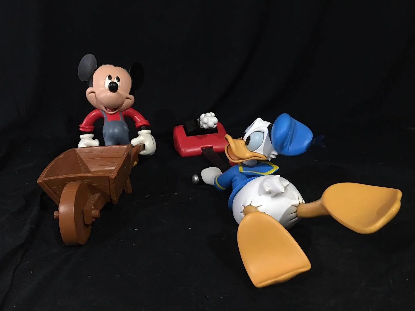 Topolino e Paperino giardinieri 👨&zwj;🌾🌱🌿🍁
Dimensioni sul nostro sito

-
-
-
-
-
-
#paperino #topolino #disney #giardinieri #garden #vintage #interior #interiordesign #ad #collezionismo #usa #interiordesignmilano #negoziovintage #negozioantichit