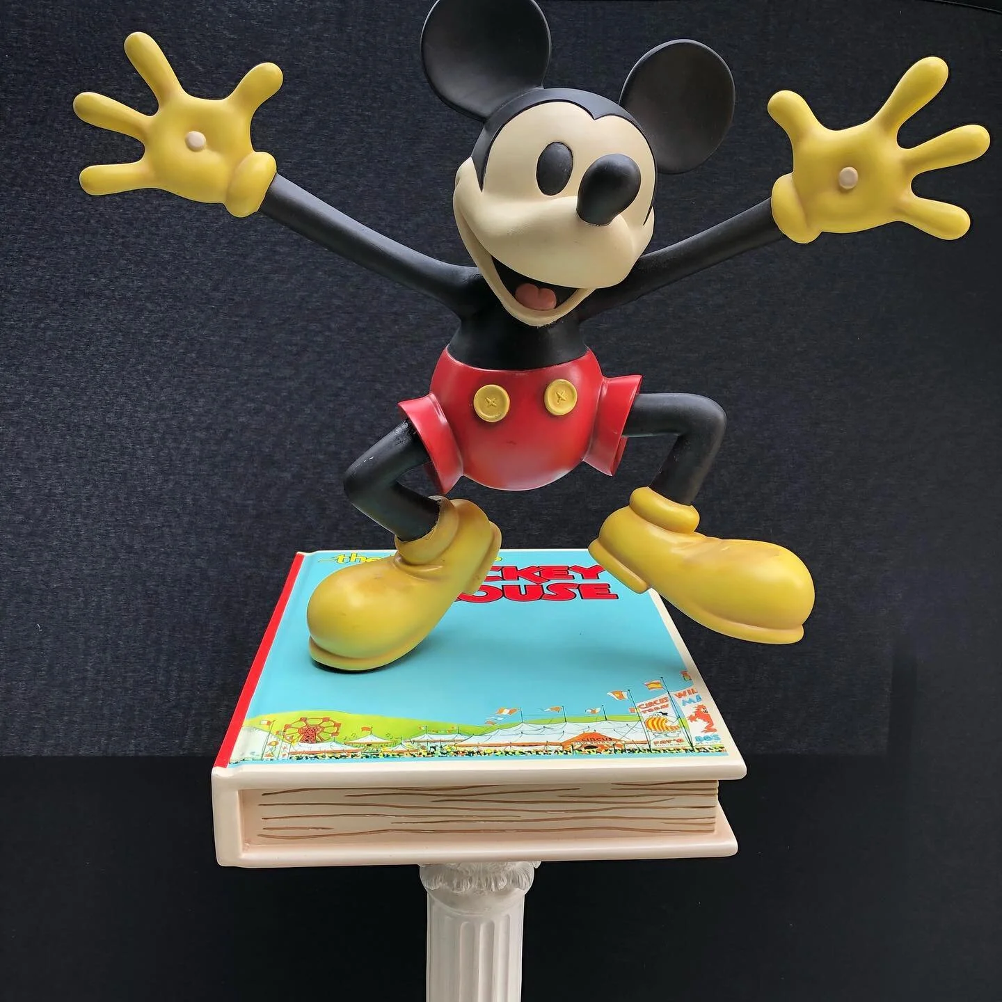 Topolino sospeso su libro fumetto (in vetroresina)📚 
Edizione Limitata 
Altezza 57cm
Ulteriori dettagli sul nostro sito

-
-
-
#topolino #disney #statua #fumetto #comics #mickeymouse #mickey #edizionelimitata #usa #rarit&agrave; #sospeso #floating #