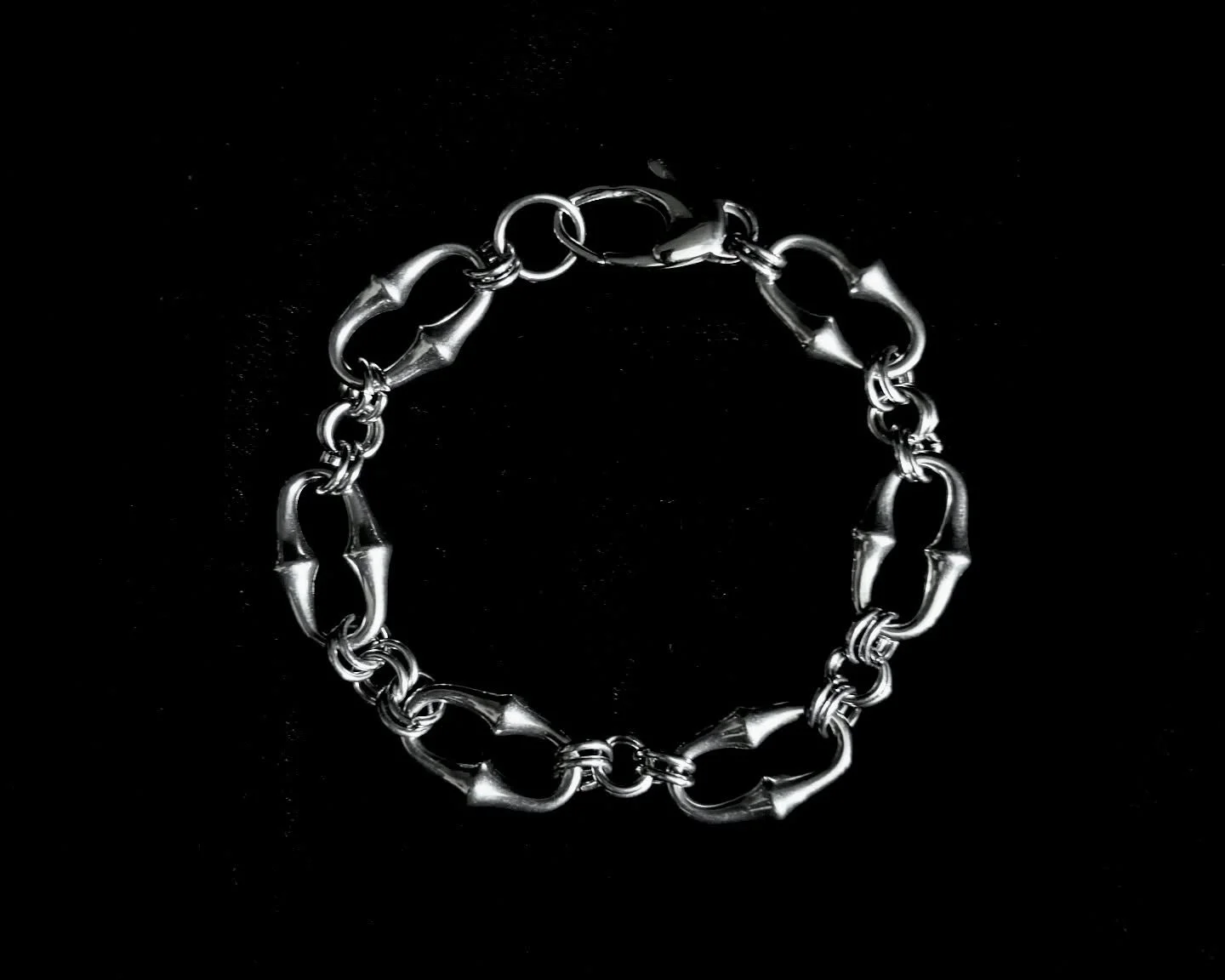 The VEX bracelet is now available via Etsy, and will be in this weeks site update 🖤

&bull;&bull;&bull;&bull;&bull;

#chainmail #chainmaille #chainmaillejewelry #chainmaillejewellery #cosplay #nightskycraft #rockandroll #chainbracelet #chainmaillene