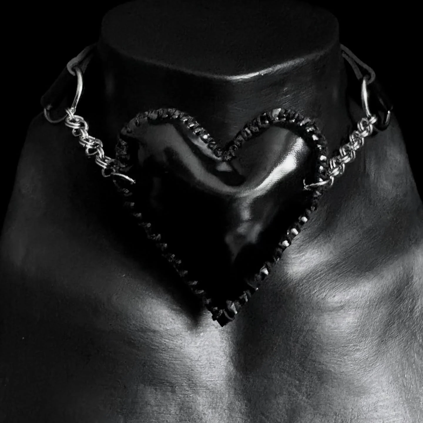 Puffy PVC heart choker ⛓️&zwj;💥🖤 

&bull;&bull;&bull;&bull;&bull;

#puffy #heart #alternative #avantgarde #chokernecklace #chokernecklaces #cosplay #nightskycraft #alternativefashion #ravergirl #cosplayer #bbnos #chainmaillenecklace #steampunk #hea