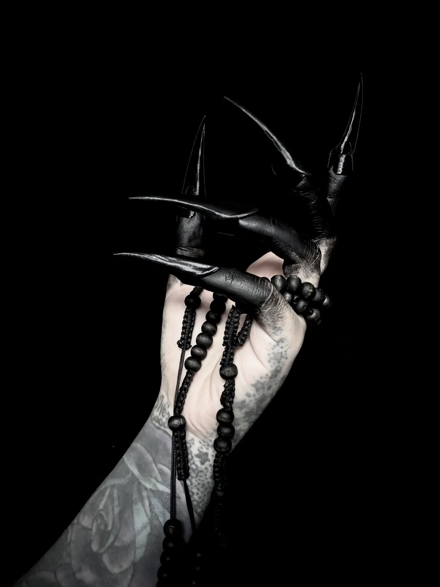 Patiently awaiting the new moon 🌑 

&bull;&bull;&bull;&bull;&bull;&bull;&bull;

#clawrings #clawring #cosplayer #larp #accessories #alternativestyle #altfashion #cosplayer #alternativefashion #cosplay #futuristic #newmoon #cosplayaccessories #gothac