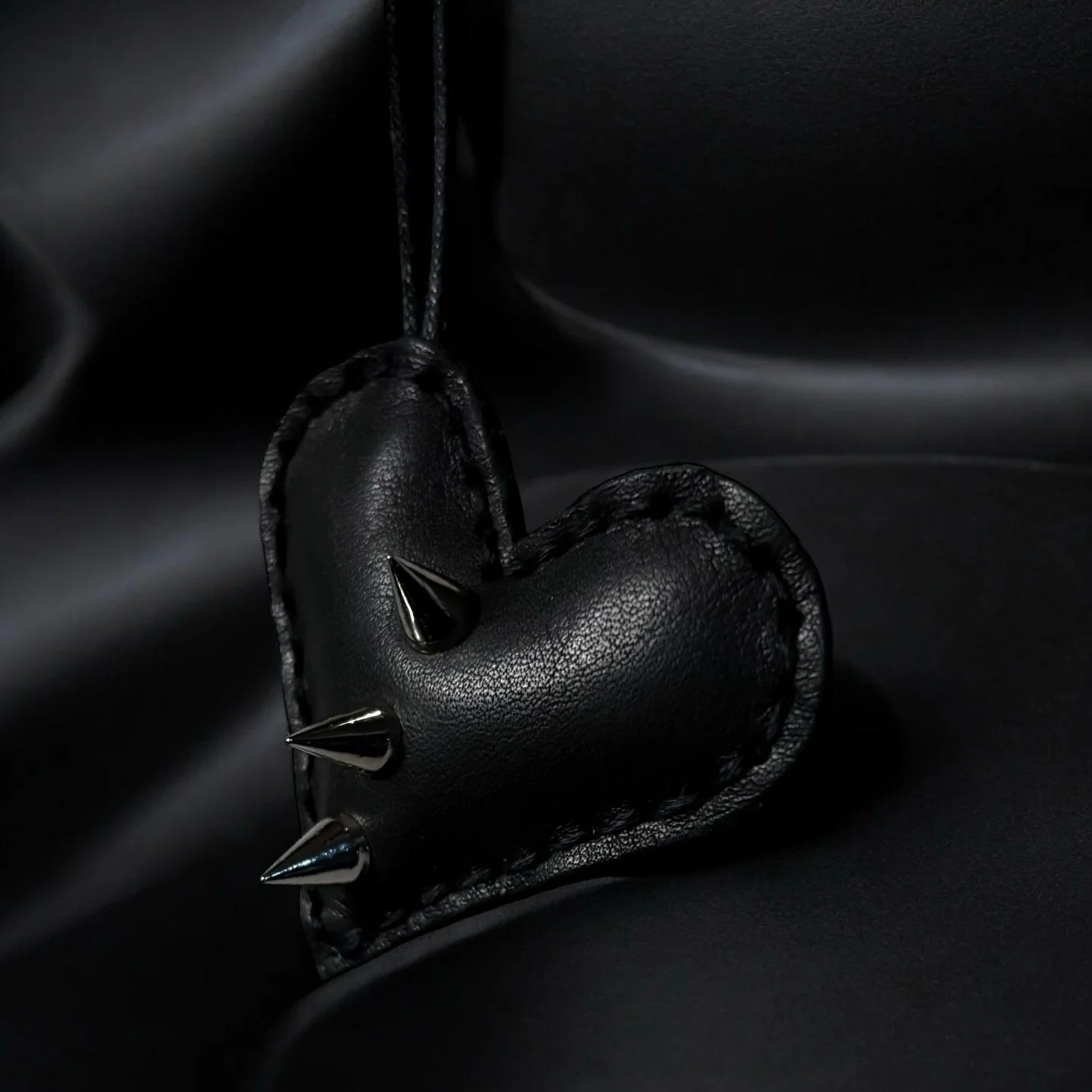 This studded heart charm and couple other new of hand-stitched leather accessories are now on my site! 🖤 

#leathercraft #handmadeaccesories #bagaccessories #madewithlove #leatherworking