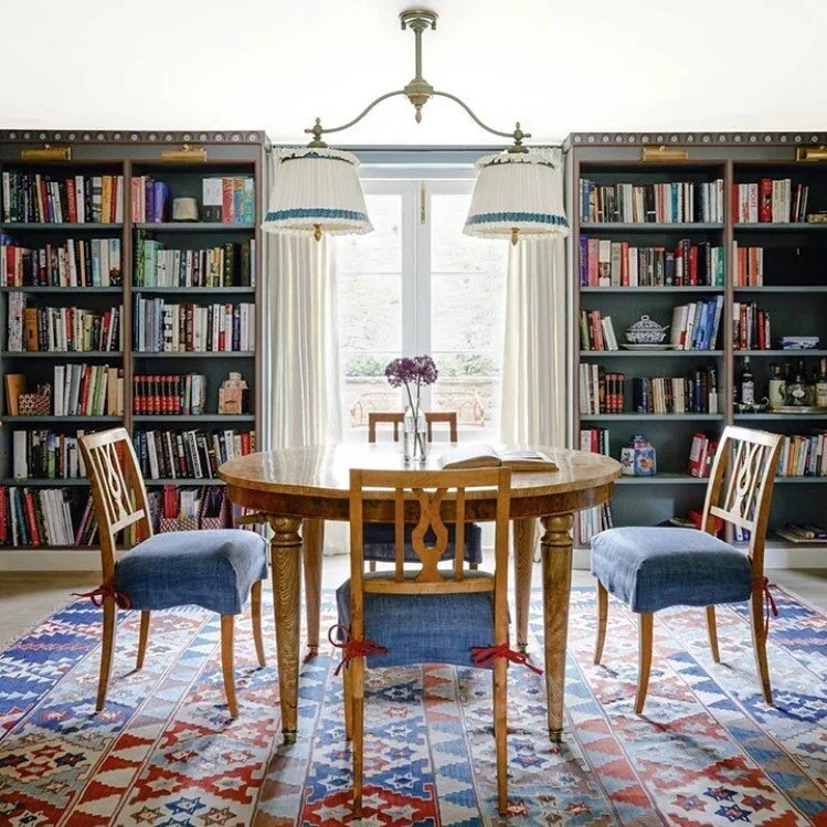 Inspiration from the hugely inspiring and creative @beataheuman. Everything in this shot is fabulous. My favourite feature is the beautiful hand painted detailing on the bookshelves by @tessnewallstudio. Mixing unique quality pieces such as the hangi