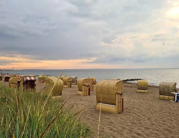 After all this intense rain / snow / mud / freezing temperatures how about this scene for a pick me up?! The chicest beach chair ever I&rsquo;m now longing to experience! #strandkorb