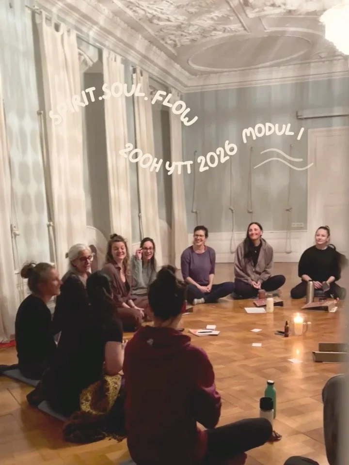 Let the journey begin - unser 200h Yoga Teacher Training ist offiziell gestartet ☀️

Neue Gesichter. Erste Verbindungen. Ganz viel gemeinsame Energie. 

Los geht's mit Modul 1, dort tauchen wir tief ein in: 
 🧘🏽&zwj;♀️ Anatomie 
 🧘🏽&zwj;♀️ Asana-