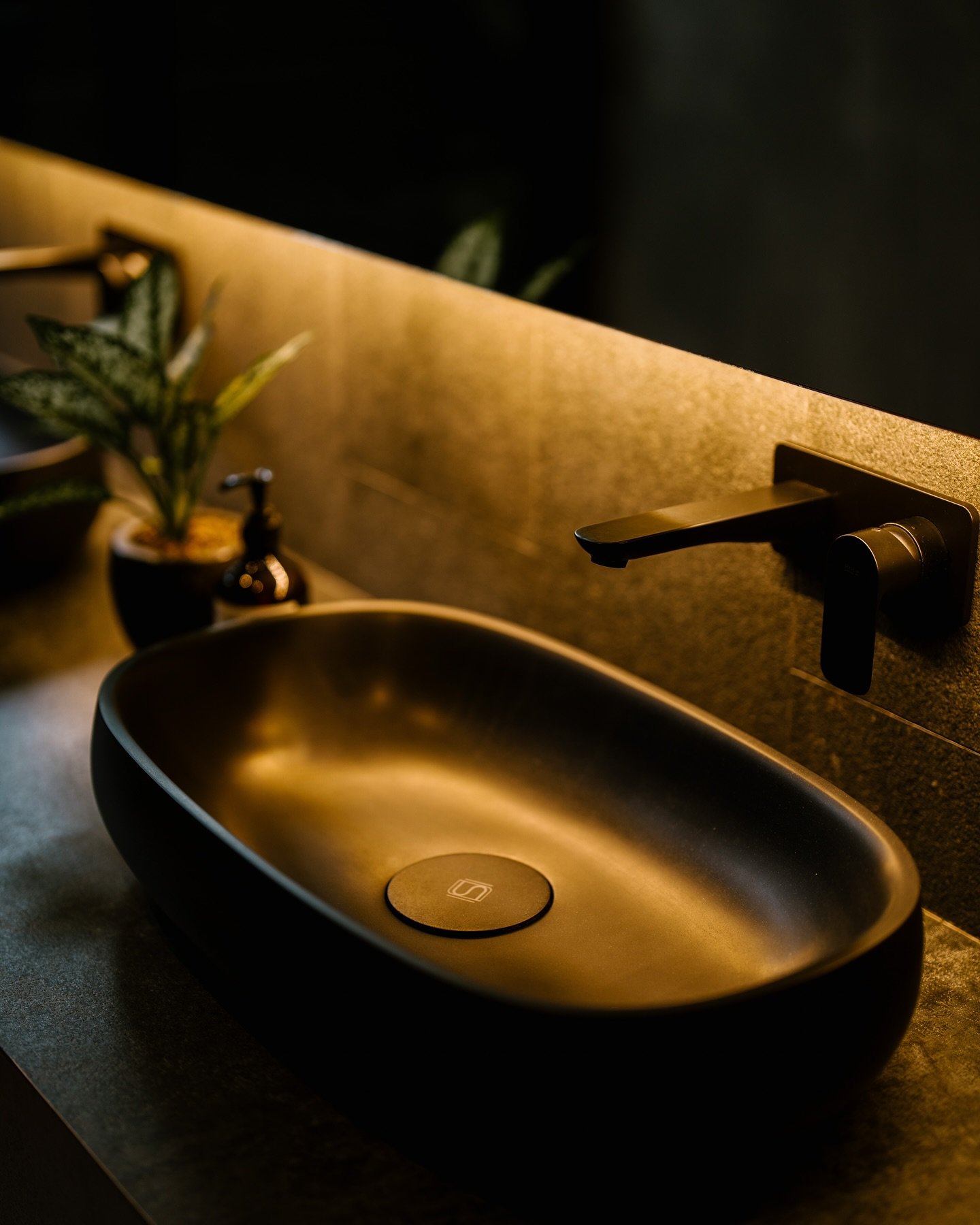 The Mason vessel sink by @sophstone_official 
Sophstone architectural bath products are silky and perfect. 👌🏽