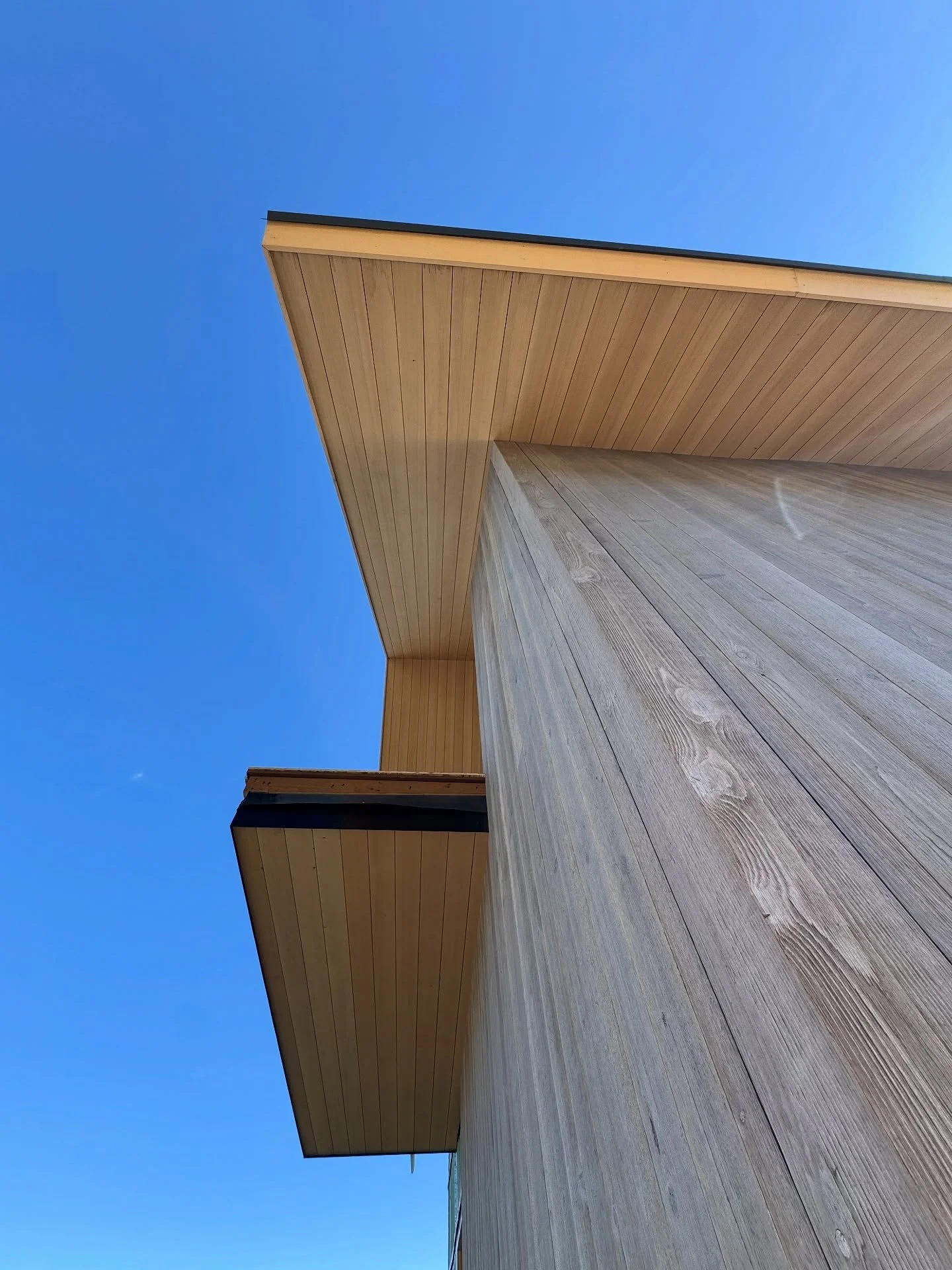 Teton area home with @hewnelements siding, soffits &amp; pre-finished outside corners for a clean look that stands up to time AND the elements. 

@farmerpaynearchitects and TKG Construction.

🔨 Soffits are thermally-modified hemlock in a natural col