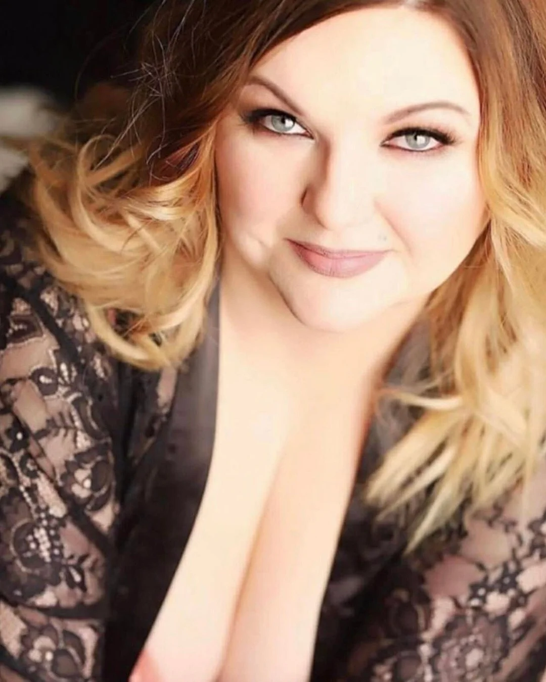 Every boudoir session starts the same, bare face, real skin, maybe a little nervous laughter.
Then we build. Soft glam. Skin that glows in natural light. Features that photograph like a dream.

The transformation isn&rsquo;t about changing who you ar