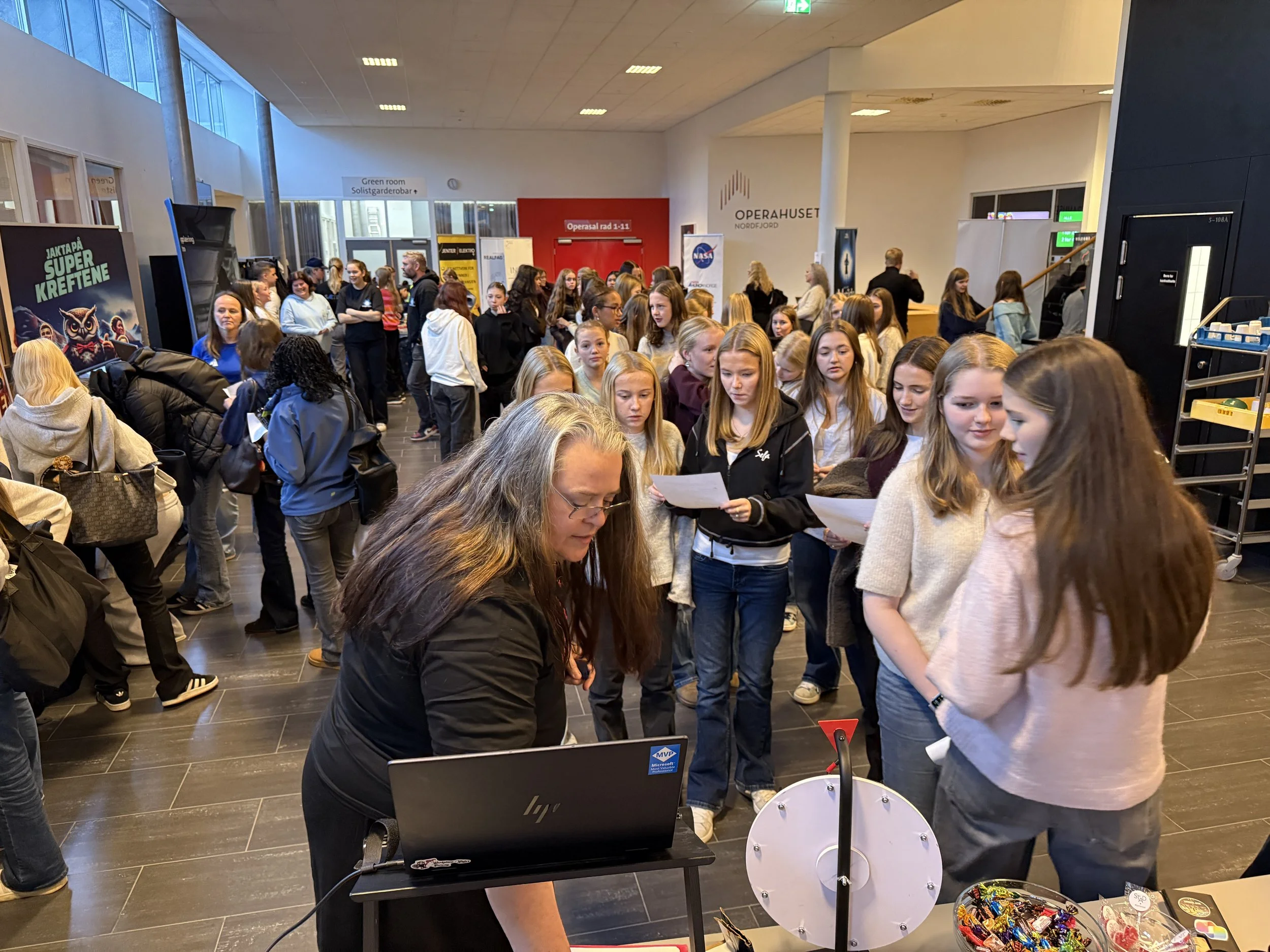 Robotar, rollemodellar og rå inspirasjon på Jenter i tech!