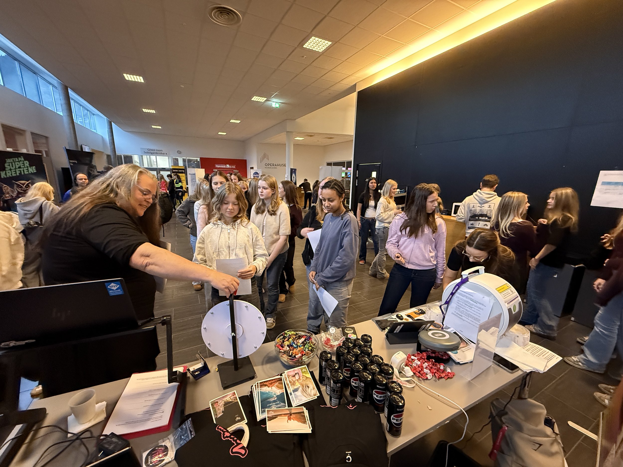 2. KOMPETANSE, INKLUDERING OG REKRUTTERING   Vi arbeider for at fleire kjem inn i teknologifeltet, og at ingen fell utanfor det digitale samfunnet. Ein region som rekrutterer breitt og sikrar at alle kan delta digitalt, er ein region med sterkare in