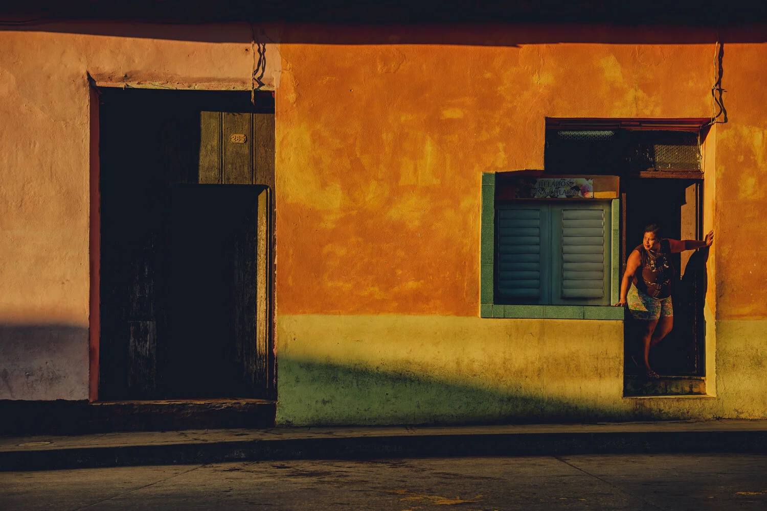 CUBA-WOMAN-DOOR.jpg