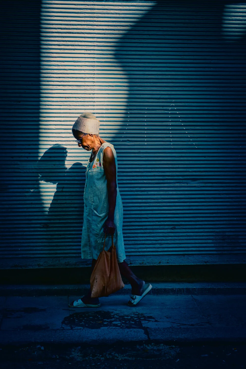 Cuba_dec_2018_oldwoman_shadow.GHB_8644.jpg