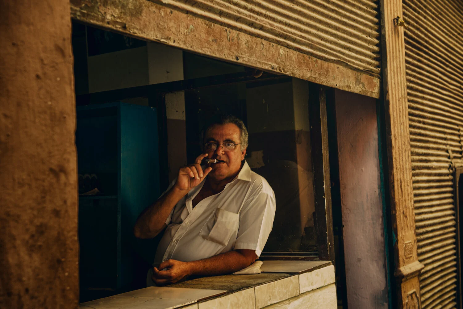 CUBA-CIGAR-MAN-STORE-FRONT.jpg