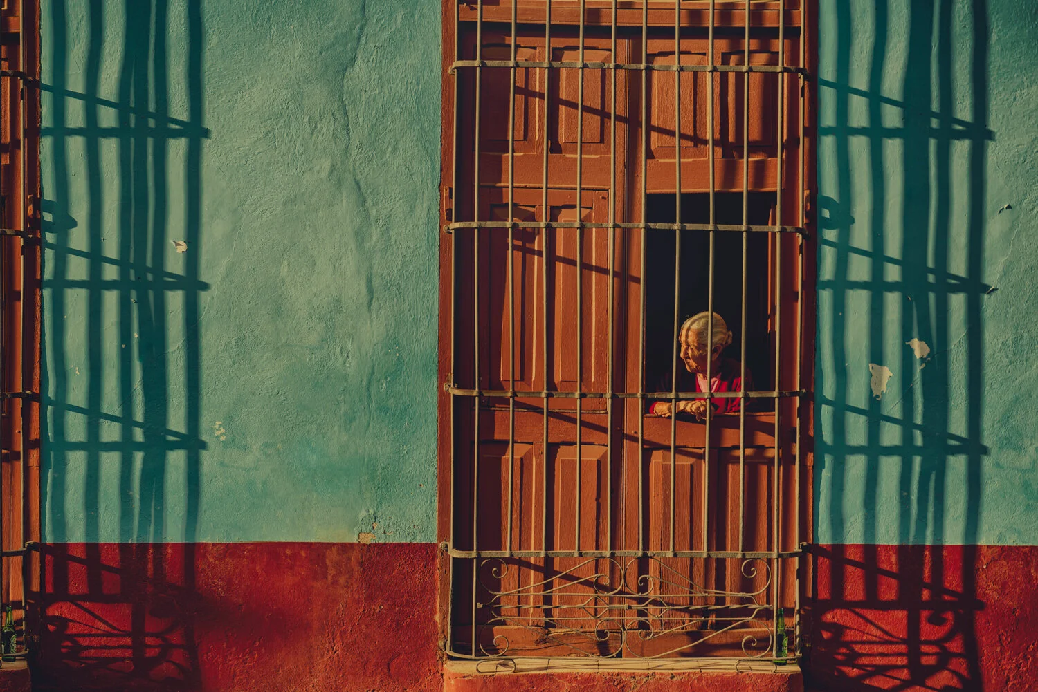CUBA-OLD-WOMAN-GATE-WINDOW.jpg