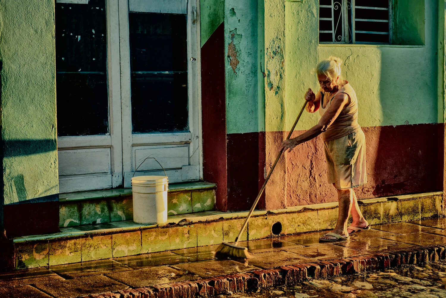 Cuba_2018_woman_sweep_GHB_9229.jpg