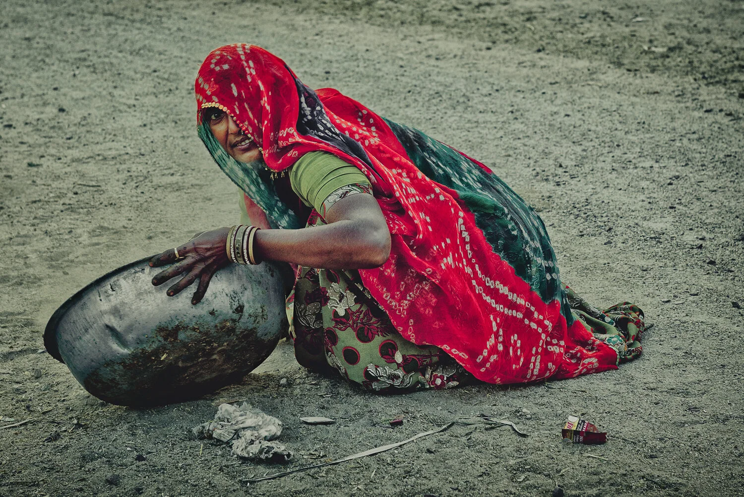 RED-GREEN-SARI-METAL-BOWL.jpg