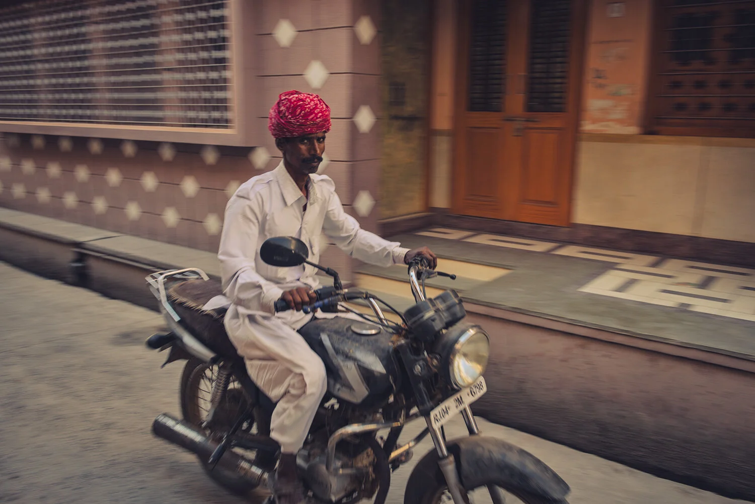 TURBAN-MOTORCYCLE-STARE.jpg