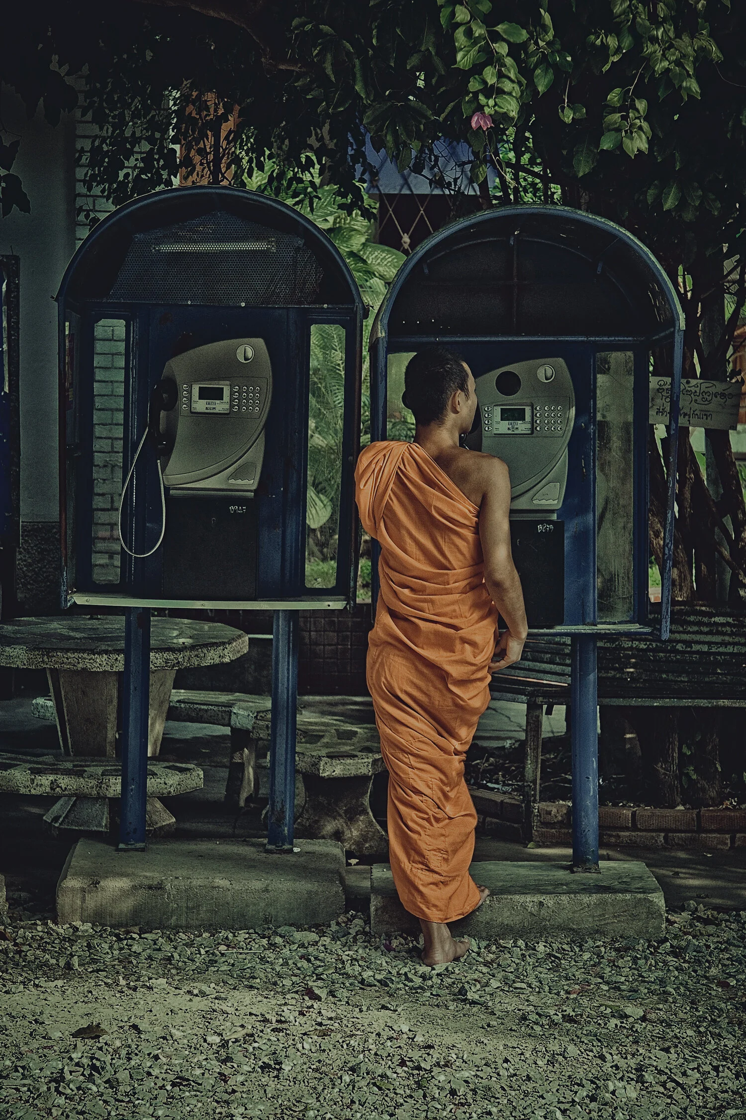 EPV0061_thailand_monk_phone.jpg