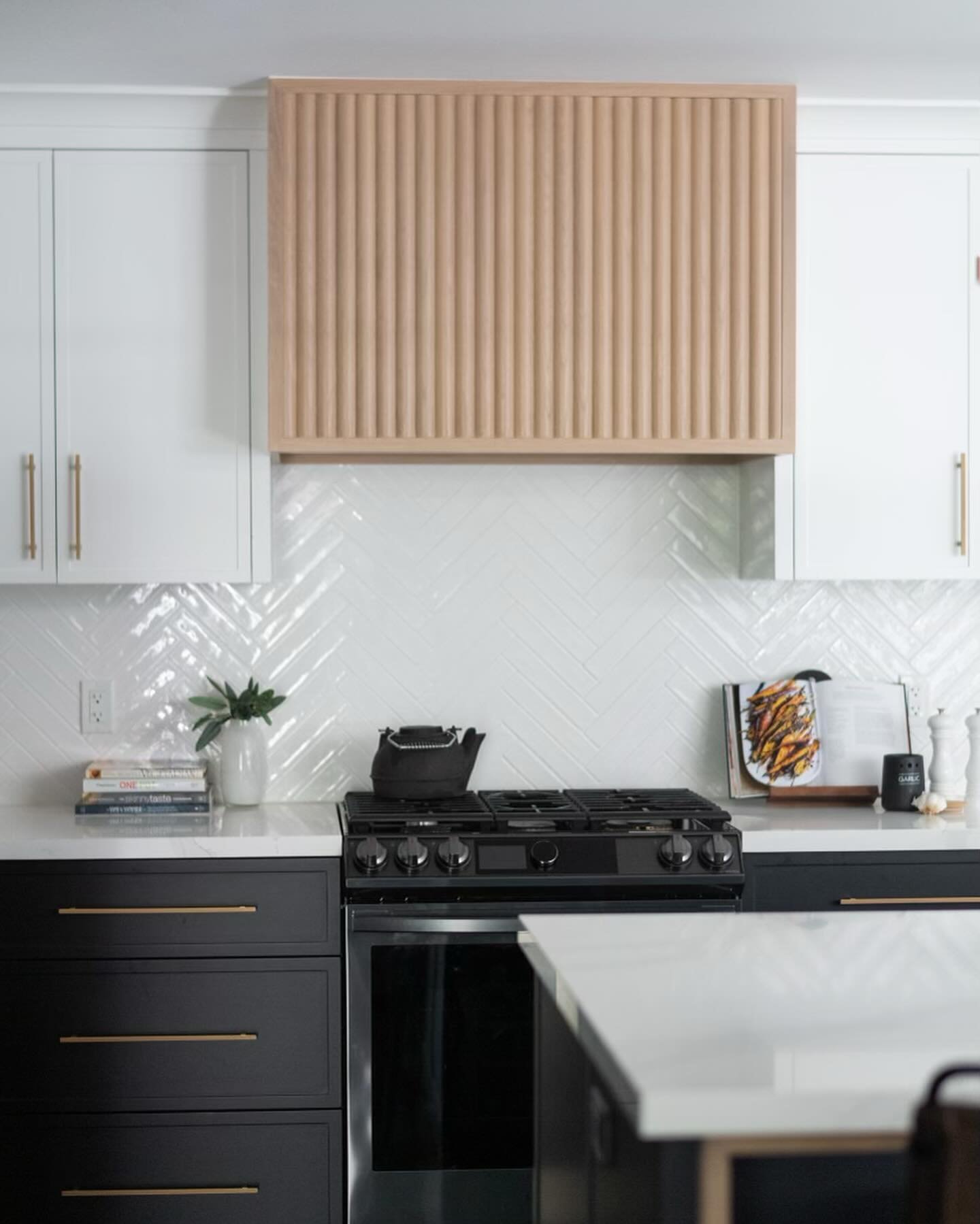 Embracing the charm of contrast with this kitchen reno: wood hood, sleek black base cabinets, and crisp white uppers. 🤍🖤

#kitchen #blackcabinets #whitecabinets #kitchenrenovation #loveyourspace