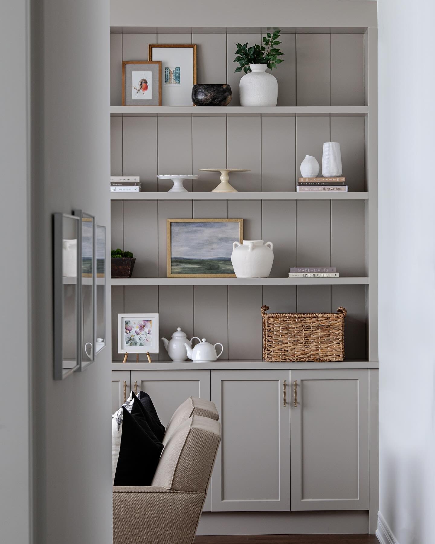 Every detail counts! These custom-built ins with slat backing offer the perfect balance of closed storage and open shelving for displaying your favorite pieces. And that sleek fireplace mantle? Pure perfection. 

#DesignInspiration #CustomStorage #Fi