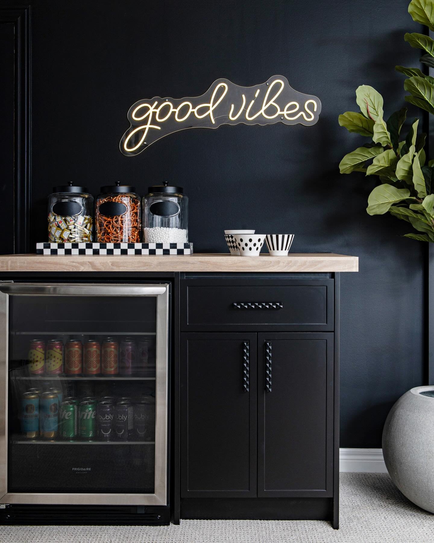 Moody vibes, warm wood top, and the ultimate hangout spot 🍿✨ This basement snack bar is serving style and snacks in equal measure! Who wouldn&rsquo;t want this in their home? 

#BasementGoals #SnackBar #MoodyDesign