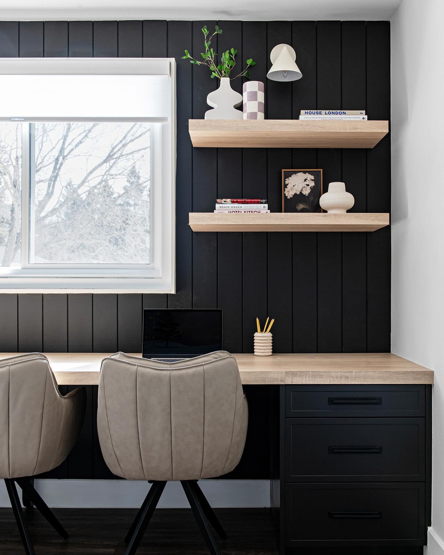 Transformed an overlooked hallway landing into a functional and stylish study nook&mdash;proof that every inch of space has potential 📚🙇&zwj;♀️✏️

📸 @mike_chajecki 
🛠️ @mastor.contracting.inc 

#InteriorDesign #FunctionalSpaces #SmallSpaceDesign 