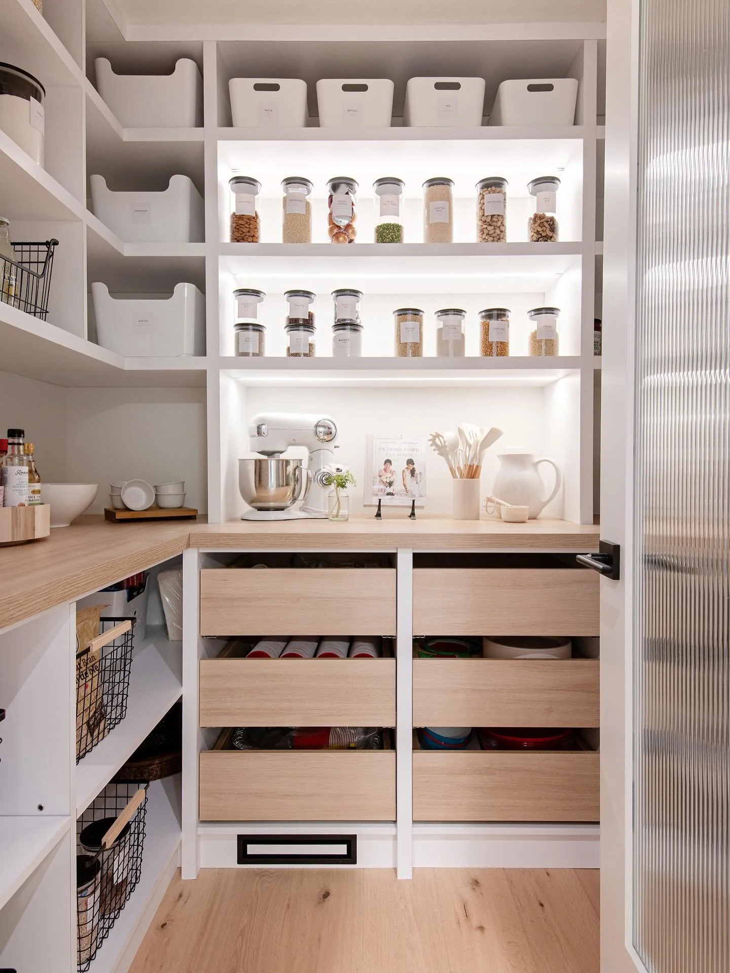 ✨ Walk-In Pantry Perfection ✨
Because function can be fabulous 💁&zwj;♀️
✔️ Closed stylish storage
✔️ Ribbed glass door for a luxe touch
✔️ Baskets &amp; labelled containers (hello, satisfying symmetry!)
If it can be organized, I&rsquo;m labeling it.