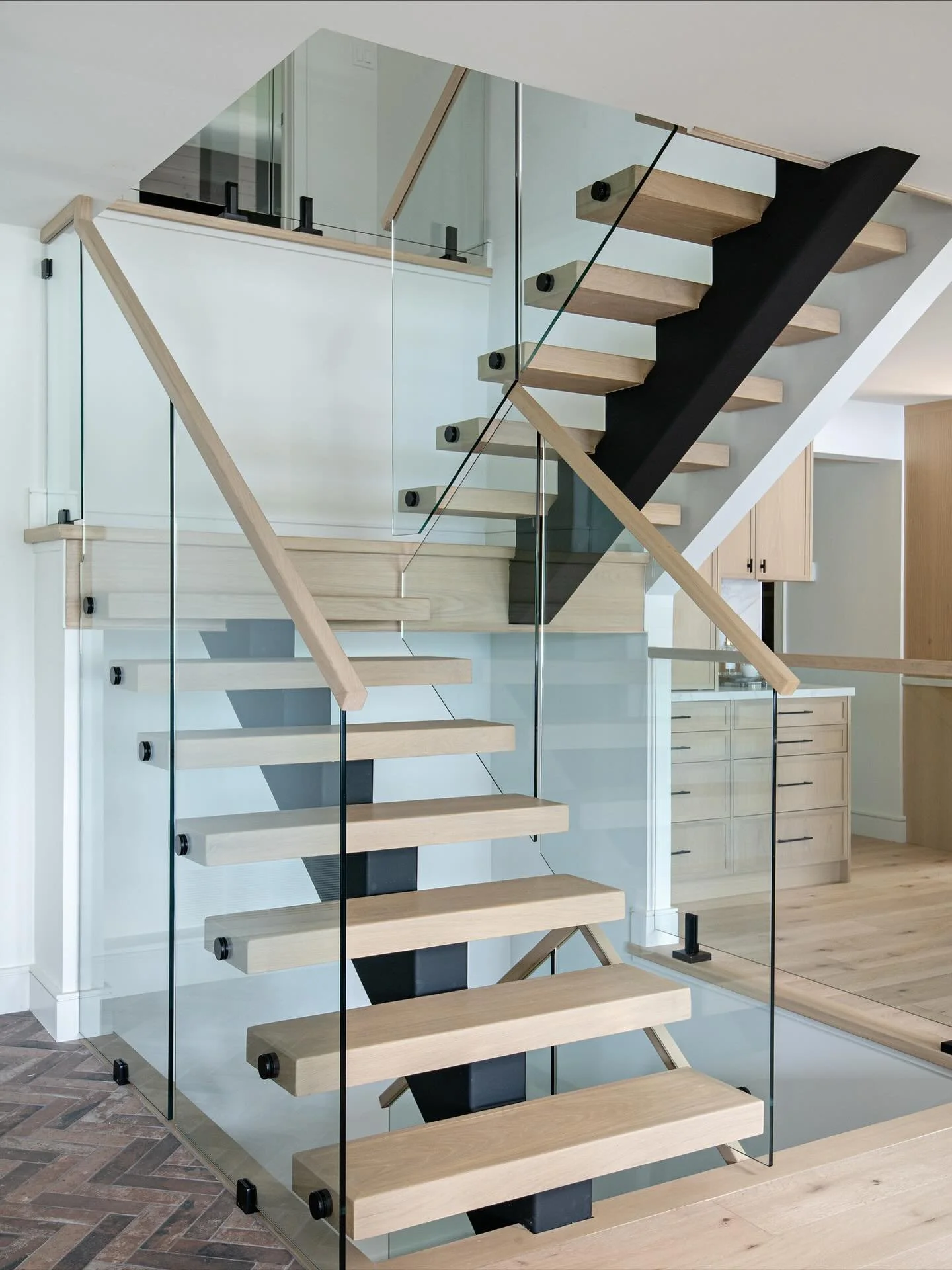 LOVING this stair update🤍
Less is more. 
Floating stairs, glass rail, endless vibes.
Check out the before ⬅️

📸 @mike_chajecki 

#stairdesign #stairs #floatingstairs #renovation #homedesign #loveyourspace