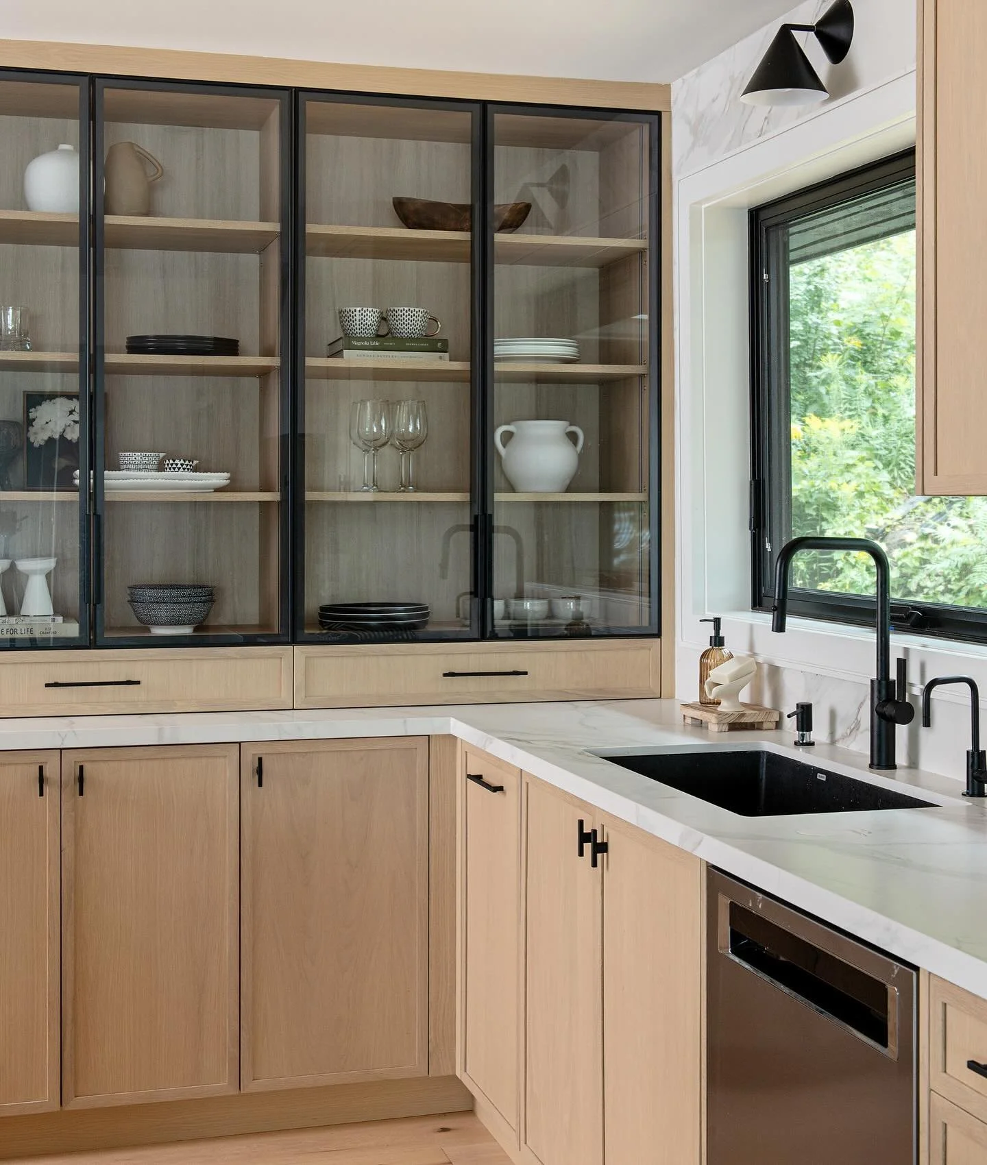 This little kitchen moment has my whole heart. Clean lines, black metal cabinet , integrated handles, warm wood tones - what more could you want?

Cabinets @hartley_built 
📸 @mike_chajecki 

#InteriorInspo #ModernKitchenDesign #KitchenLove #Designer