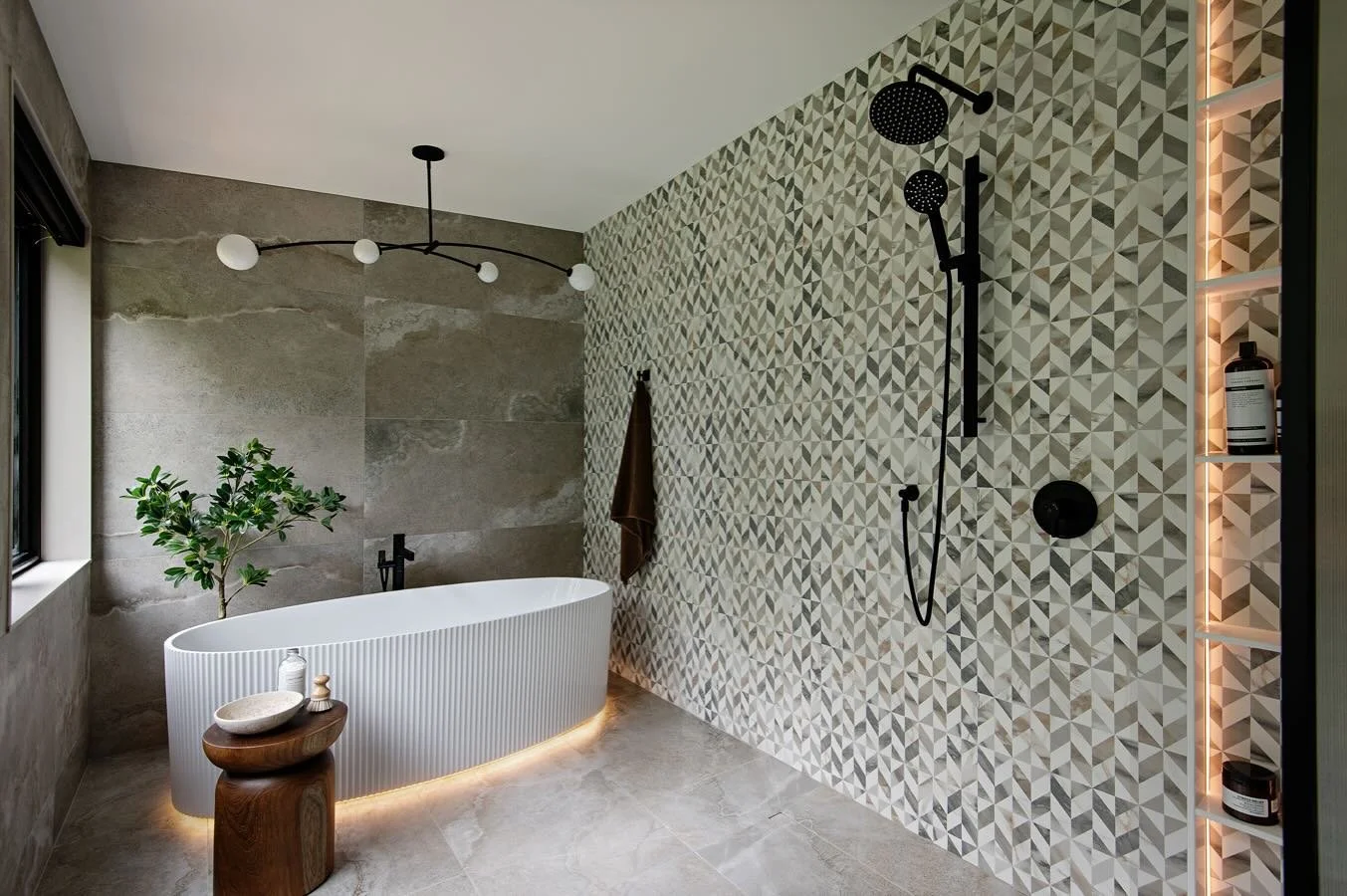 Couldn&rsquo;t be happier with how this principal bathroom came together 🤎
A spacious wet room with the dreamiest ribbed tub, layered strip lighting in the niche - just calm, clean lines and soft mood. The earthy floor tiles bring such warmth, and t