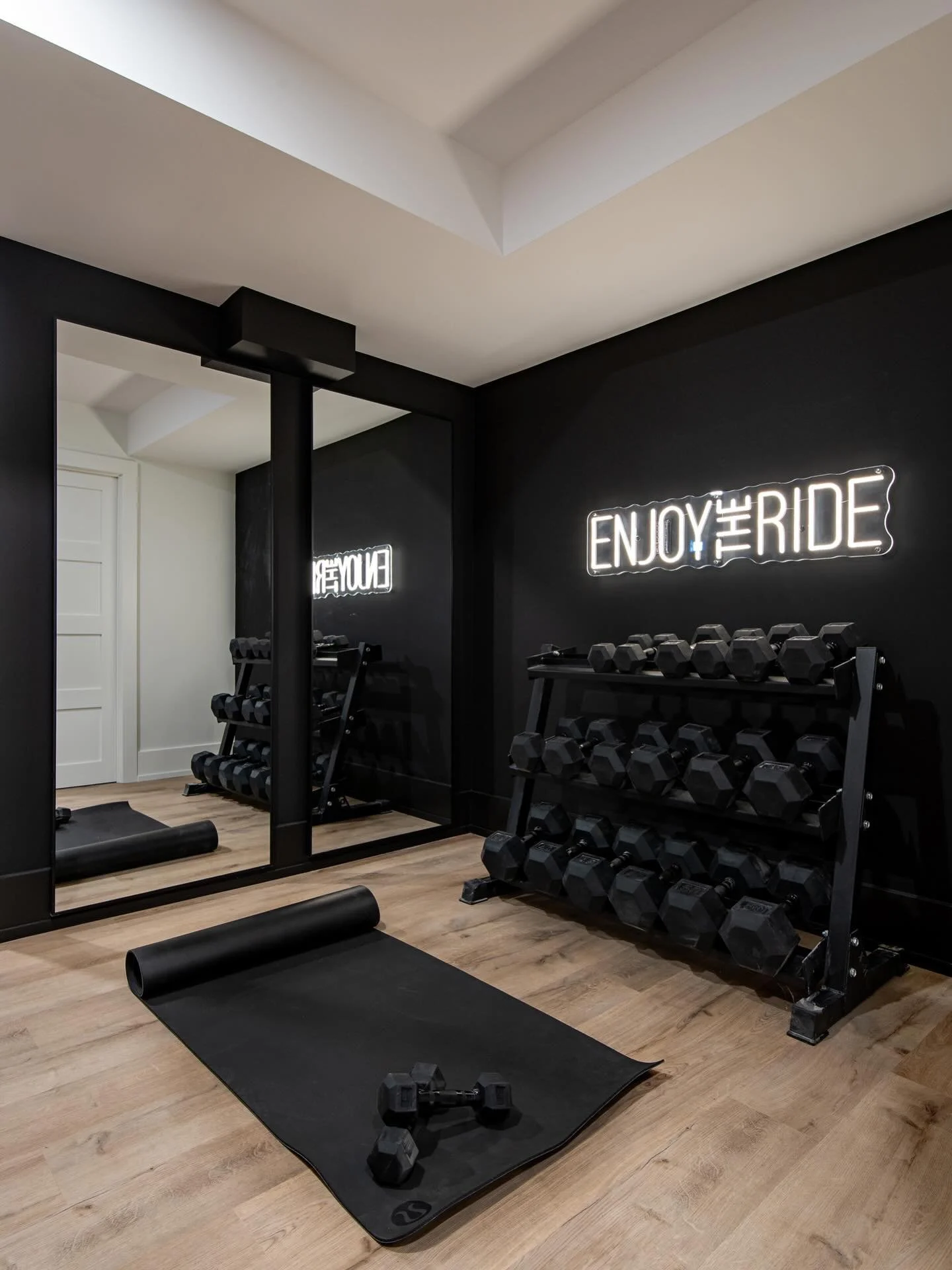 January is all about setting yourself up for better habits. A simple basement gym = no commute, no excuses, just a space that makes it easier to move your body.

🛠️ @steptoecarpentry 
📸 @mike_chajecki 

#homegym #basements #design
